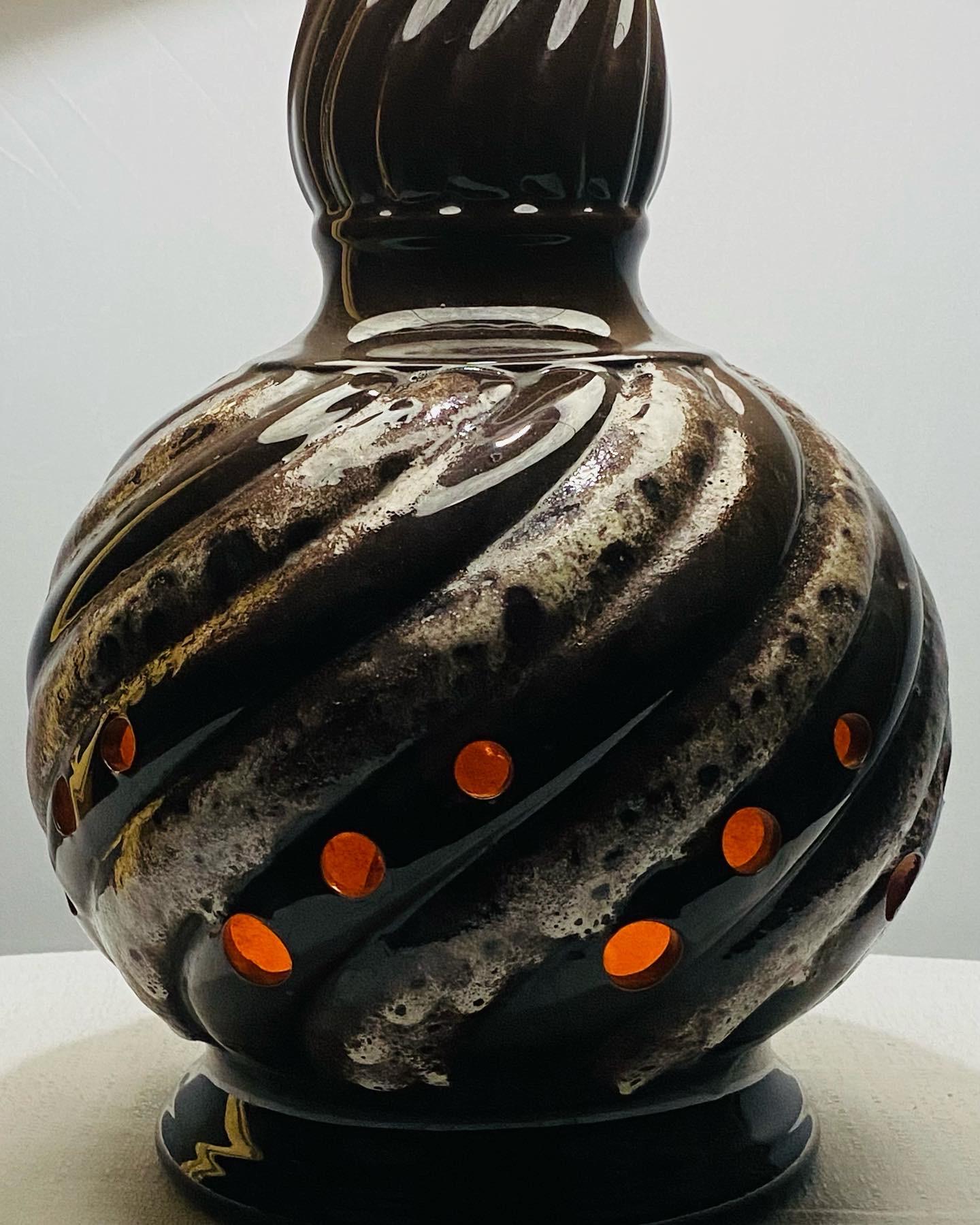 Boho Chic Krug / Vase, umgewandelte Tischlampe mit zwei Lichtern (Keramik) im Angebot
