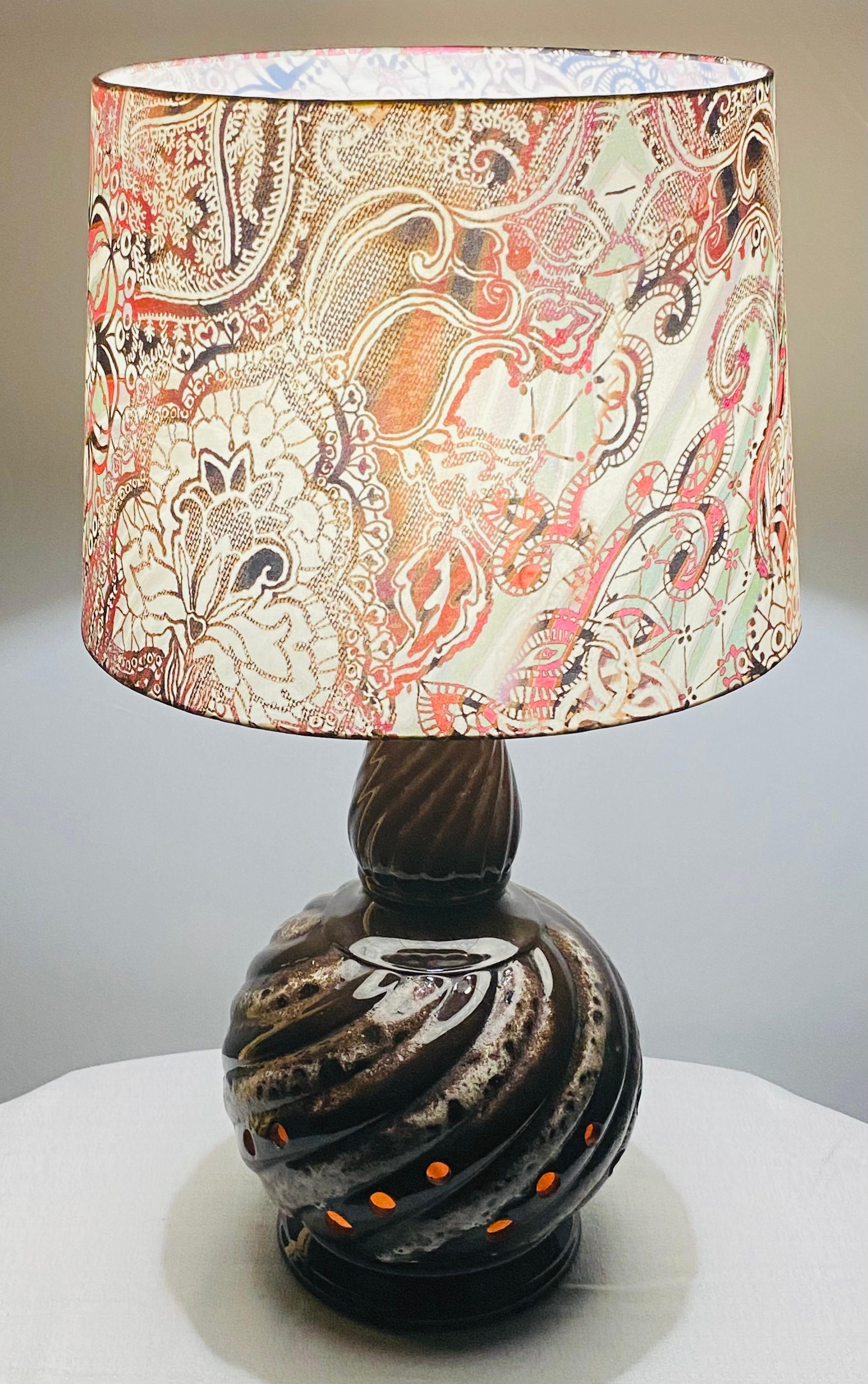 Boho Chic Krug / Vase, umgewandelte Tischlampe mit zwei Lichtern im Angebot 1