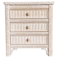 Comodino con piano in vetro in vimini e rattan Boho Chic Lexington di Henry Link