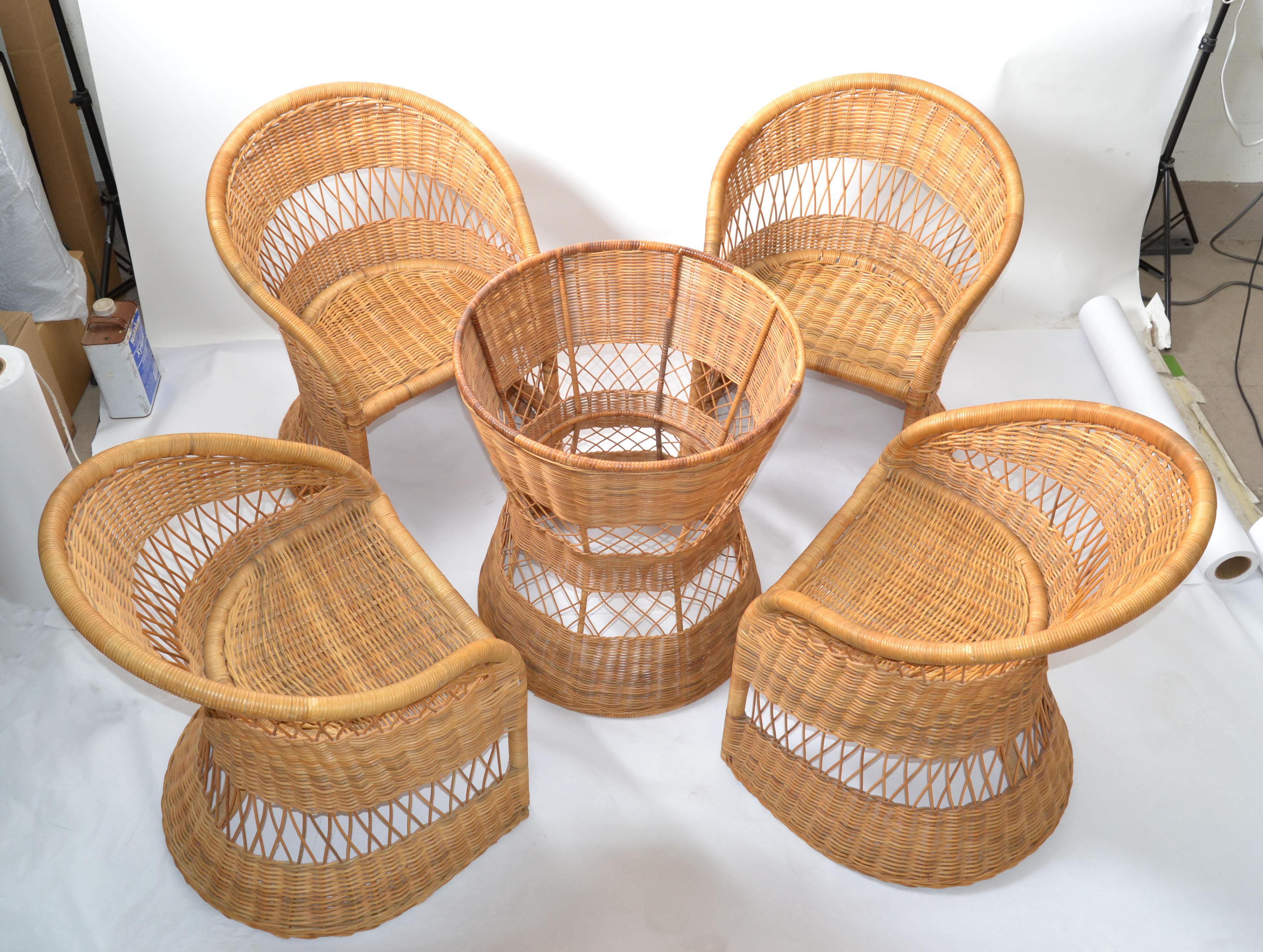 Esszimmer Set aus 4 Esszimmerstühlen im böhmischen Stil und rundem Esstisch ohne Glasplatte.
Moderne, handgefertigte Esszimmerstühle aus Bambus, Schilfrohr und Reed.
Die Stühle sind sehr bequem, stabil und leicht zu verstauen.
Messen Sie die
