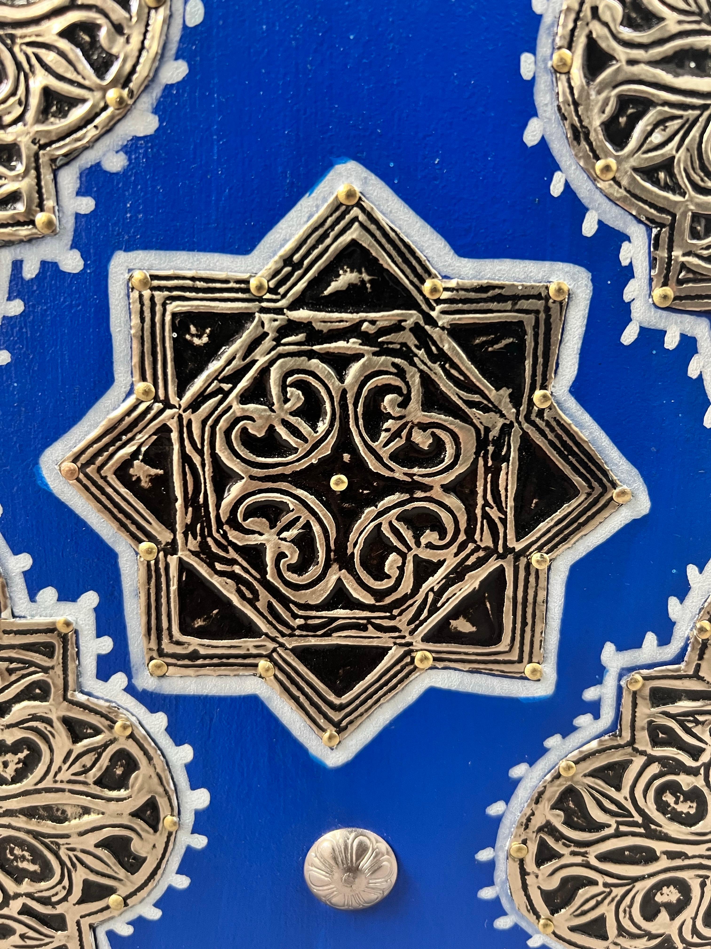 Boho Chic Moroccan Blue & Filigree Silver Design with White Leather Top Stool For Sale 4