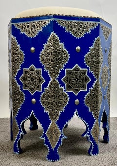 Taburete Boho Chic Marroquí Azul y Filigrana de Plata con Tapa de Cuero Blanco