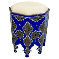 Sgabello Boho Chic marocchino blu e filigrana d'argento con piano in pelle bianca