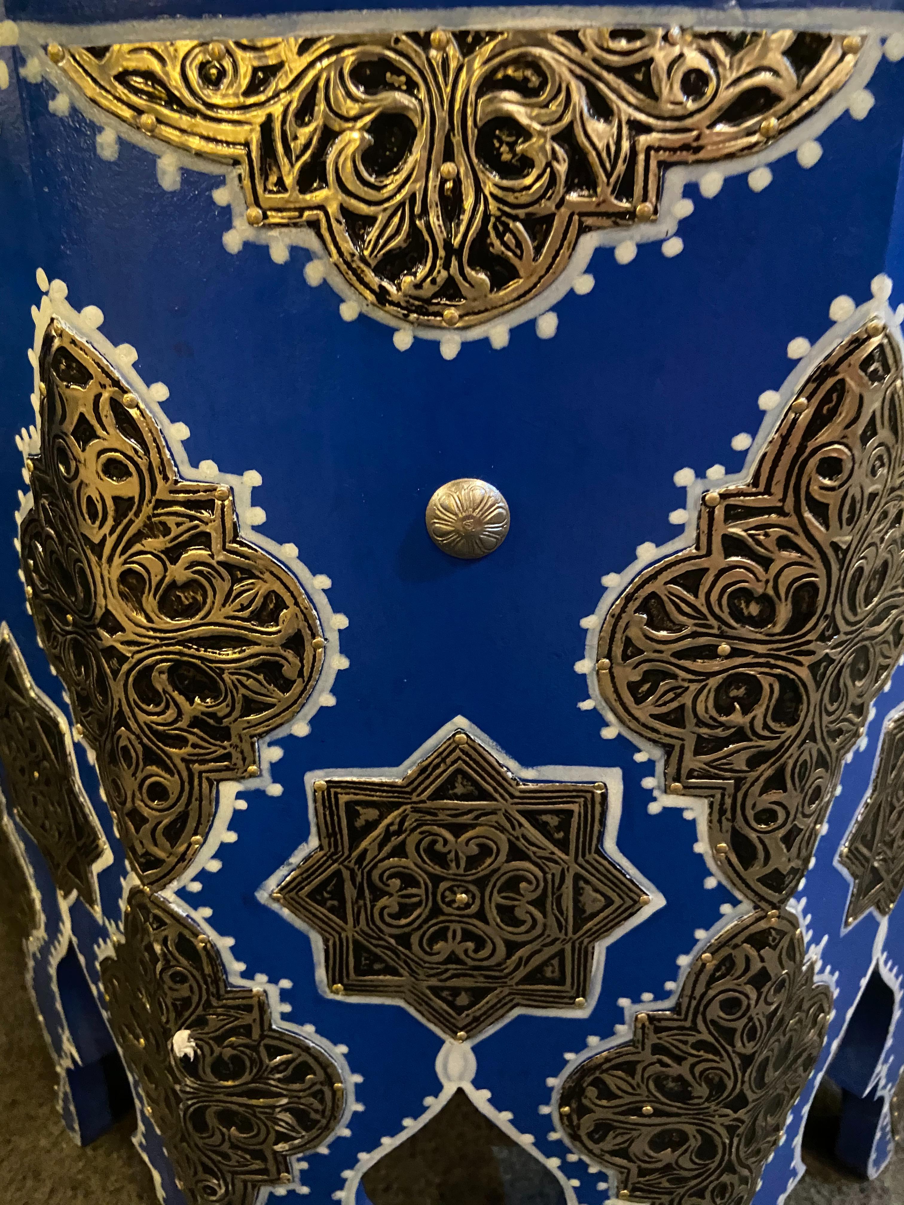 Paire de tabourets ou pouf Majorelle marocains bleu avec dessus en cuir blanc, style Boho Chic en vente 1