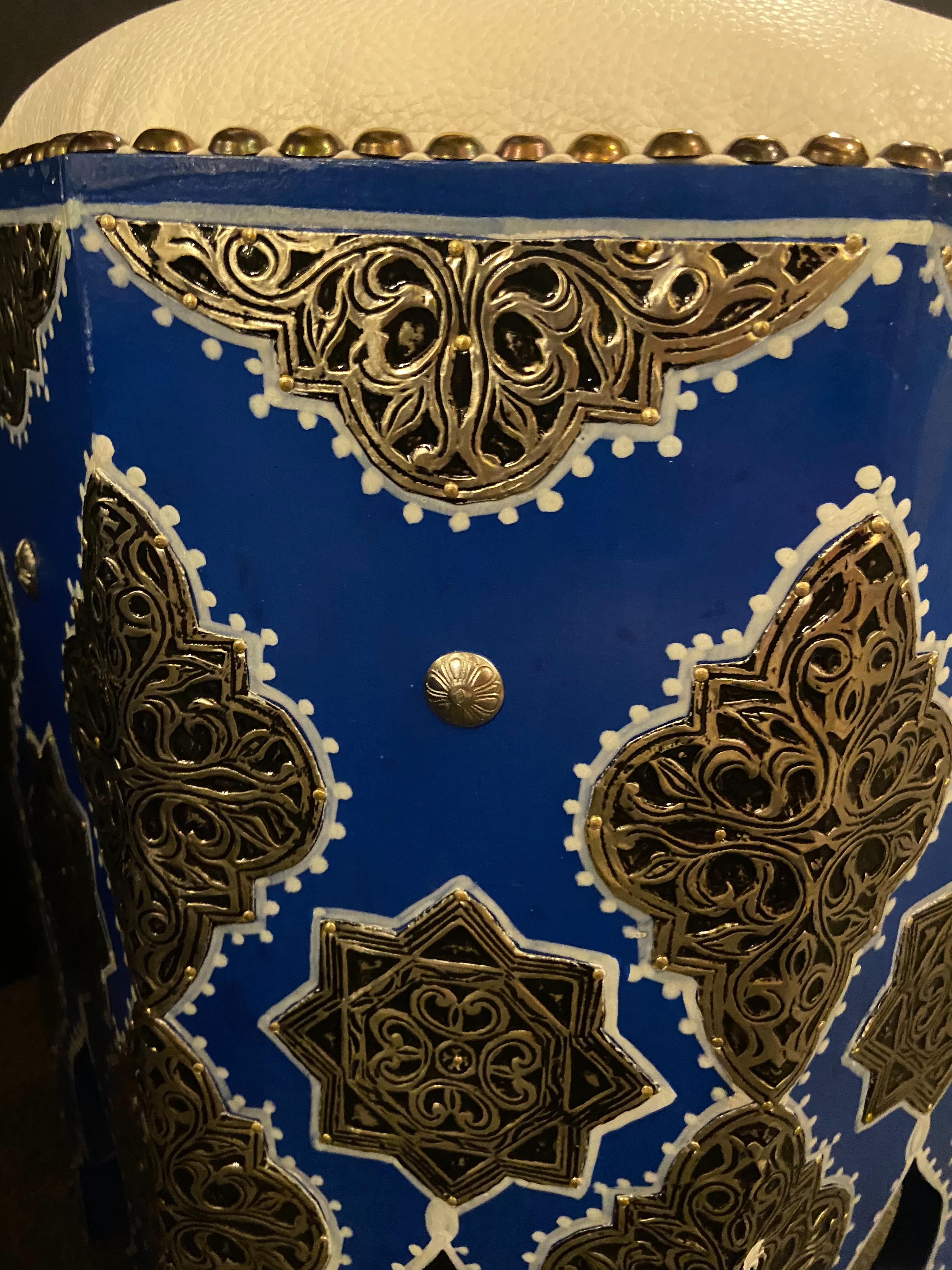 Paire de tabourets ou pouf Majorelle marocains bleu avec dessus en cuir blanc, style Boho Chic en vente 3