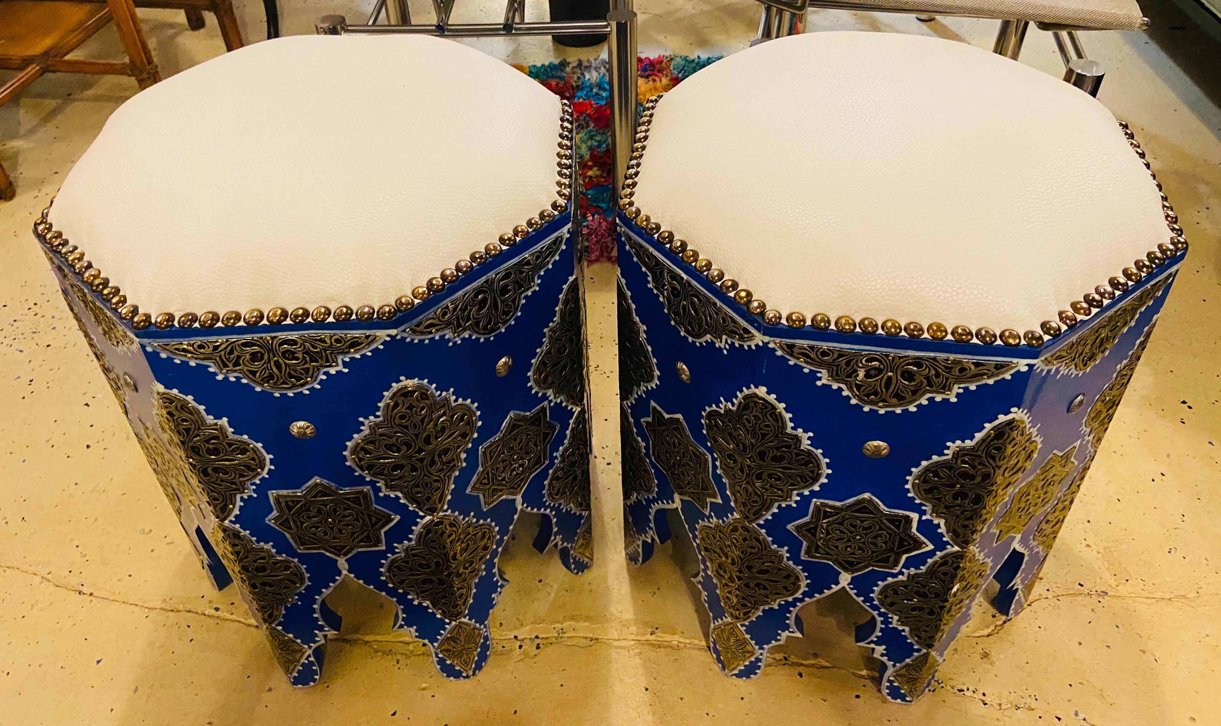 Bohème Paire de tabourets ou pouf Majorelle marocains bleu avec dessus en cuir blanc, style Boho Chic en vente