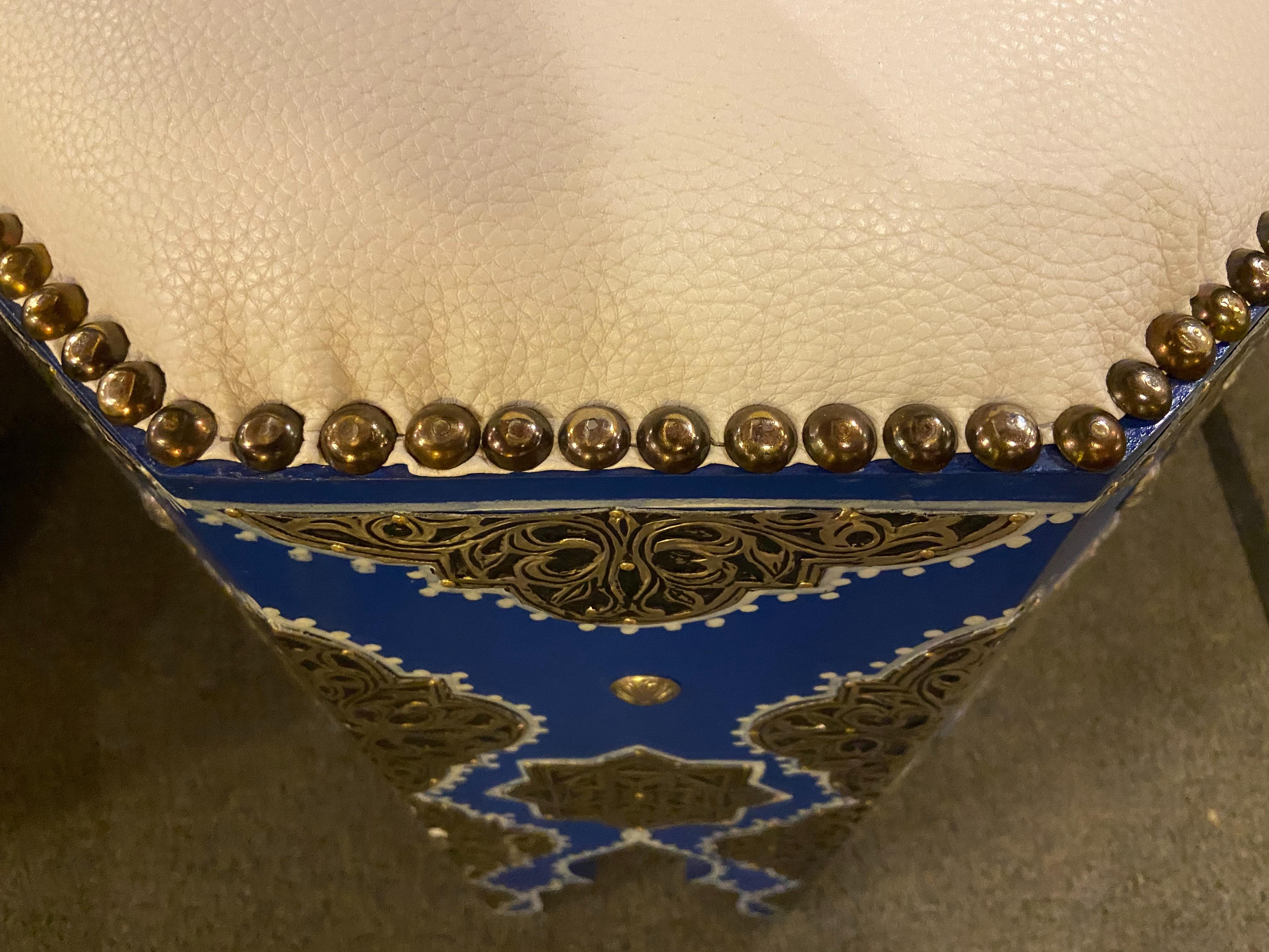 Paire de tabourets ou pouf Majorelle marocains bleu avec dessus en cuir blanc, style Boho Chic Bon état - En vente à Plainview, NY