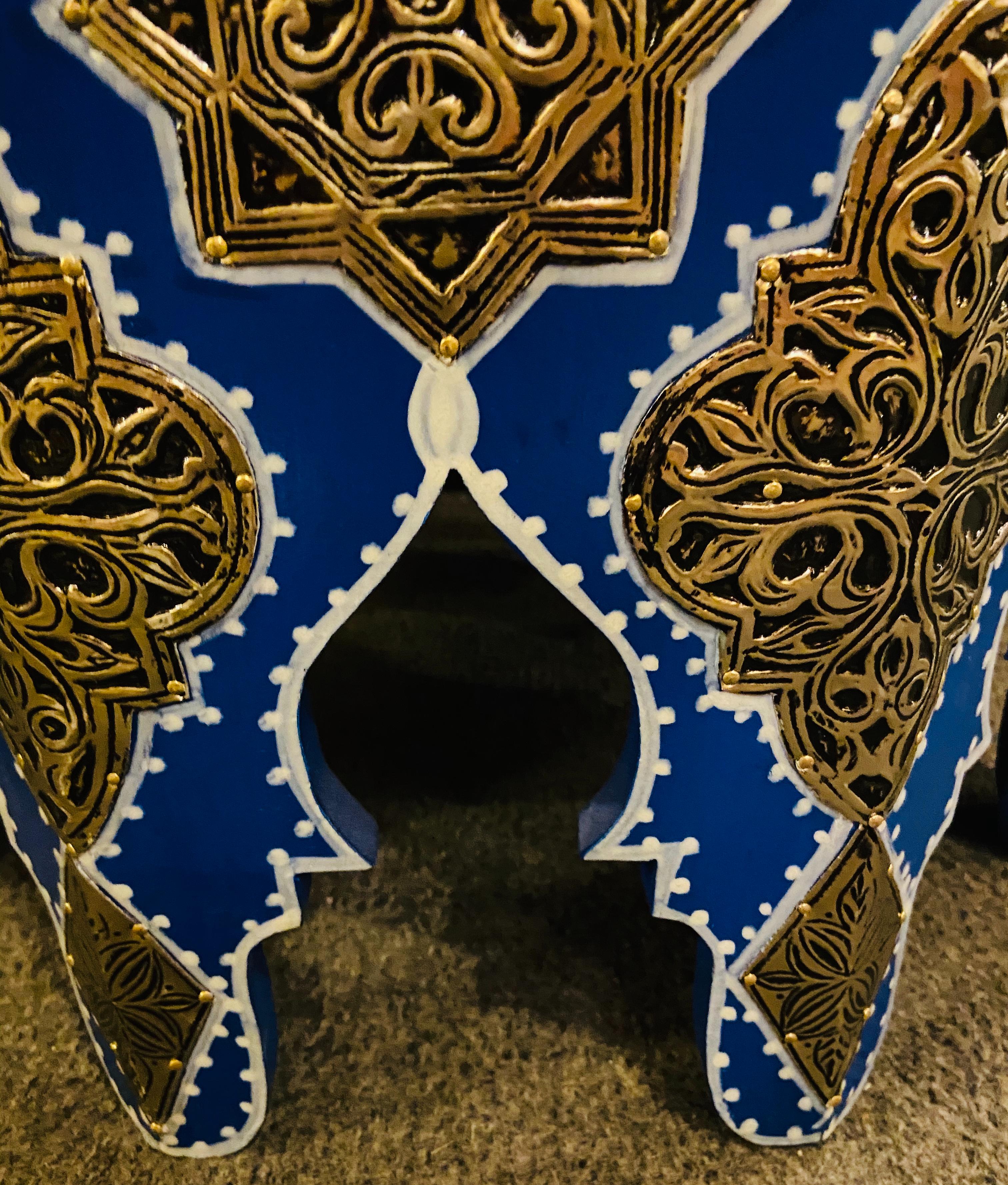 Fin du 20e siècle Paire de tabourets ou pouf Majorelle marocains bleu avec dessus en cuir blanc, style Boho Chic en vente