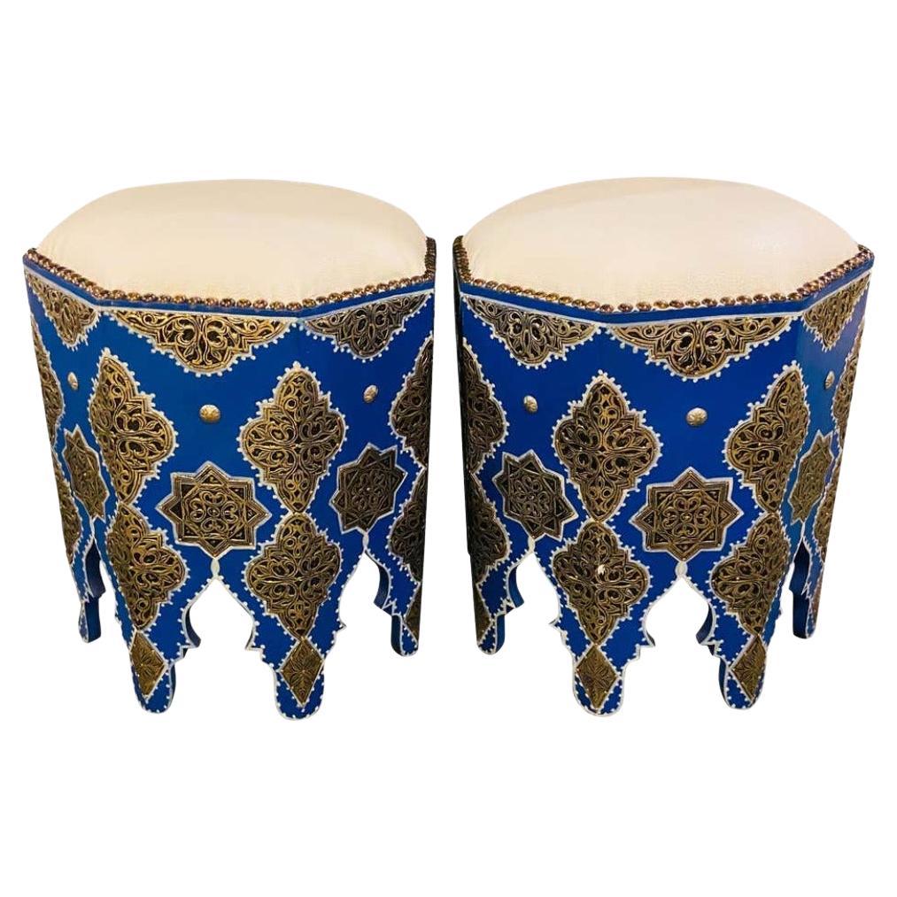 Paire de tabourets ou pouf Majorelle marocains bleu avec dessus en cuir blanc, style Boho Chic en vente