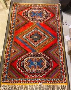 Marokkanischer handgewebter rechteckiger Boho Chic-Teppich aus blauer und roter Wolle mit Diamant-Design