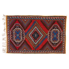 Tapis rectangulaire marocain boho chic tissé à la main en laine bleue et rouge à motif de diamants 