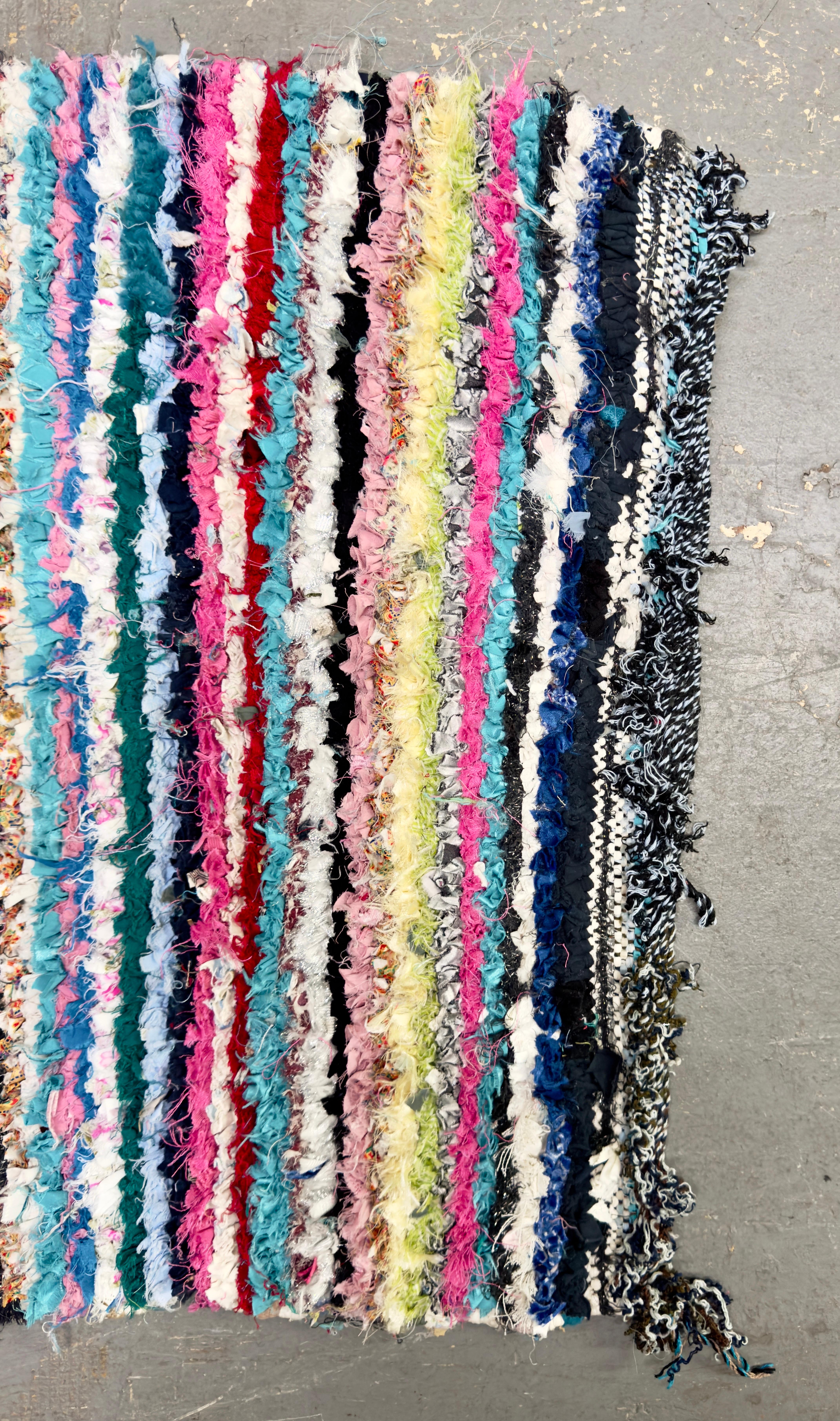 Un petit tapis ou une moquette Boho Chic à rayures multicolores marocaines. Le site  Le tapis est une pièce unique réalisée à la main à partir de chutes de tissus recyclés.  transformé en une magnifique œuvre d'art.  Le petit tapis d'appoint Boho