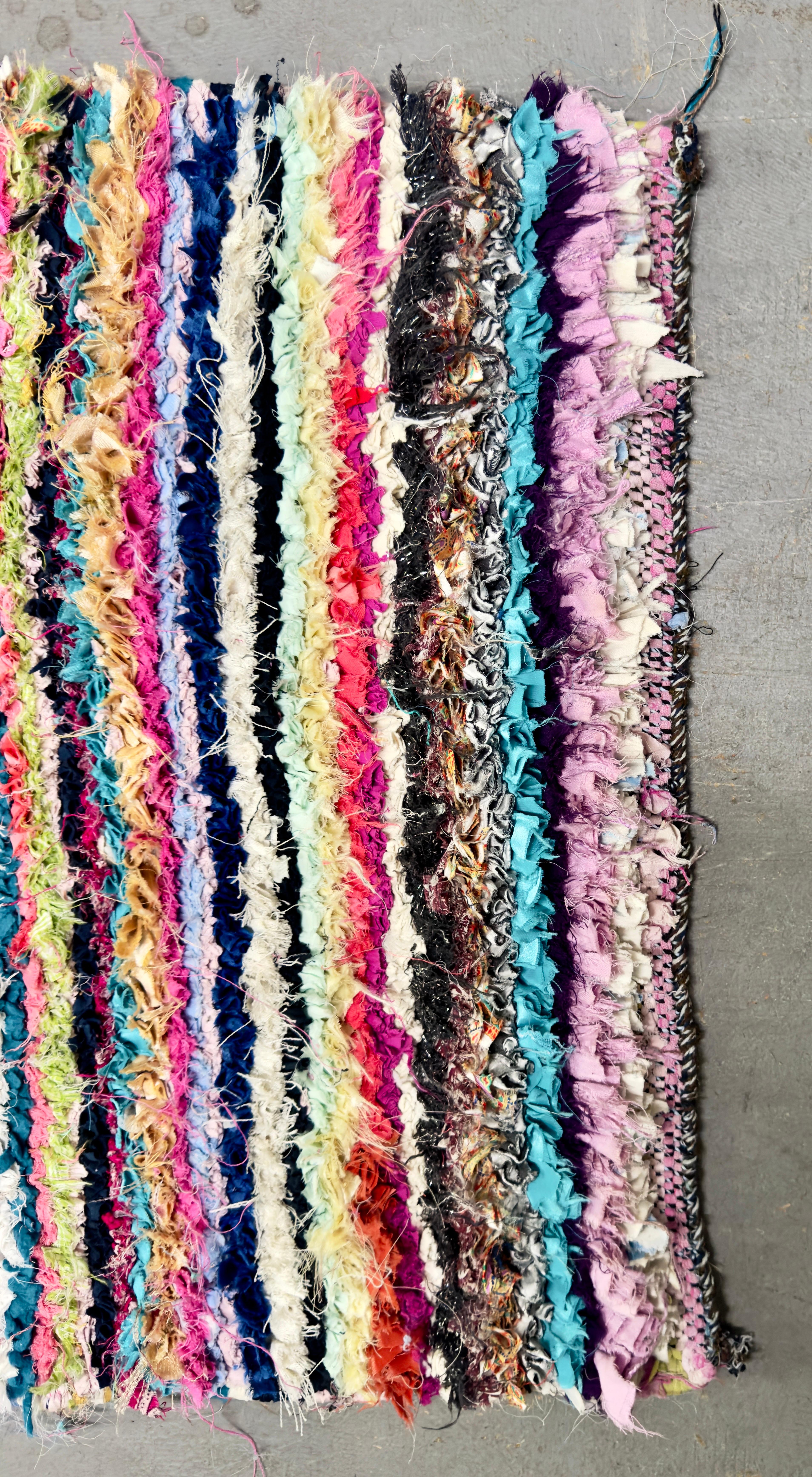 Bohème Petit tapis ou tapis marocain bohème chic à rayures multicolores  en vente