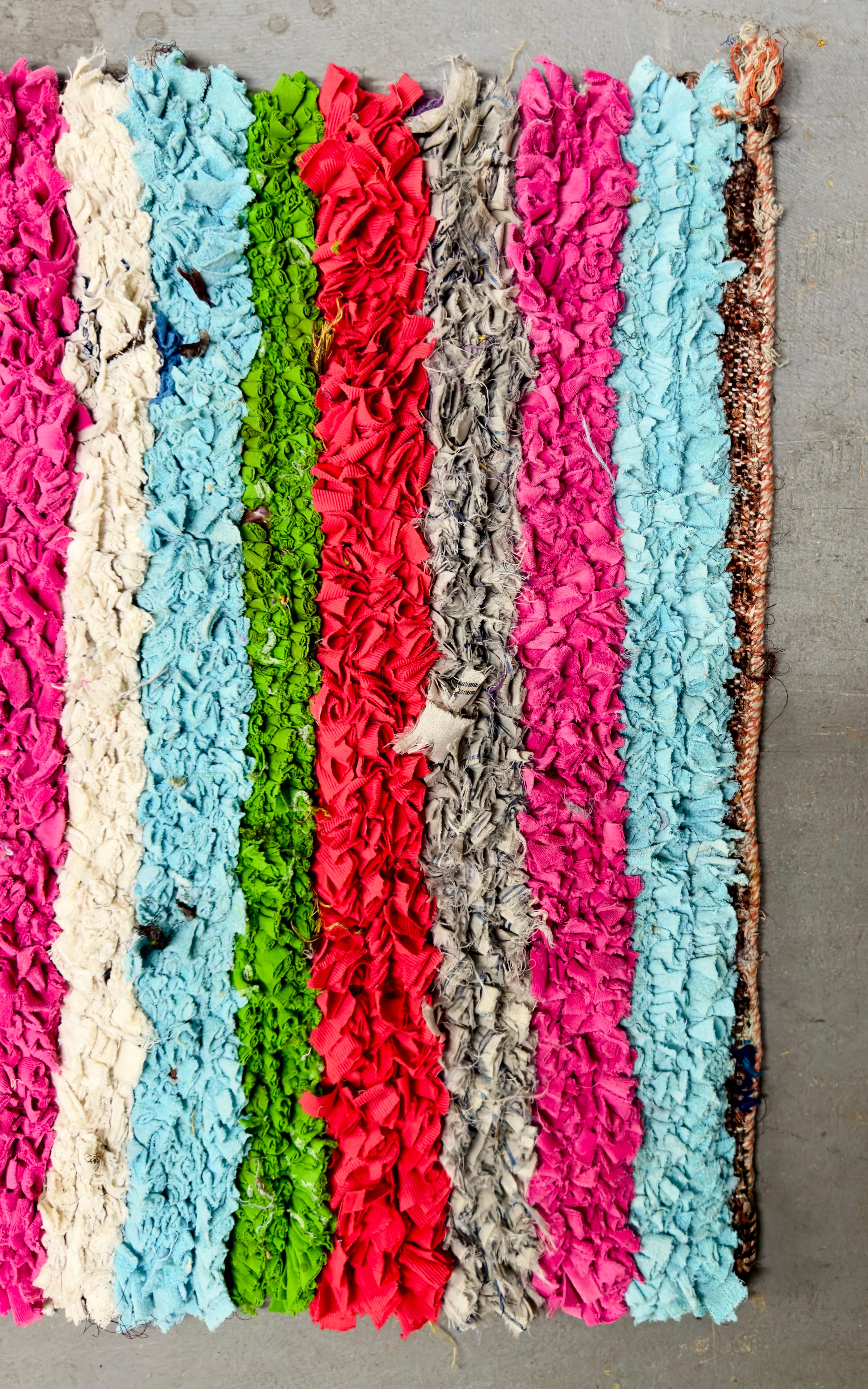 Bohème Petit tapis ou tapis marocain bohème chic à rayures multicolores en vente