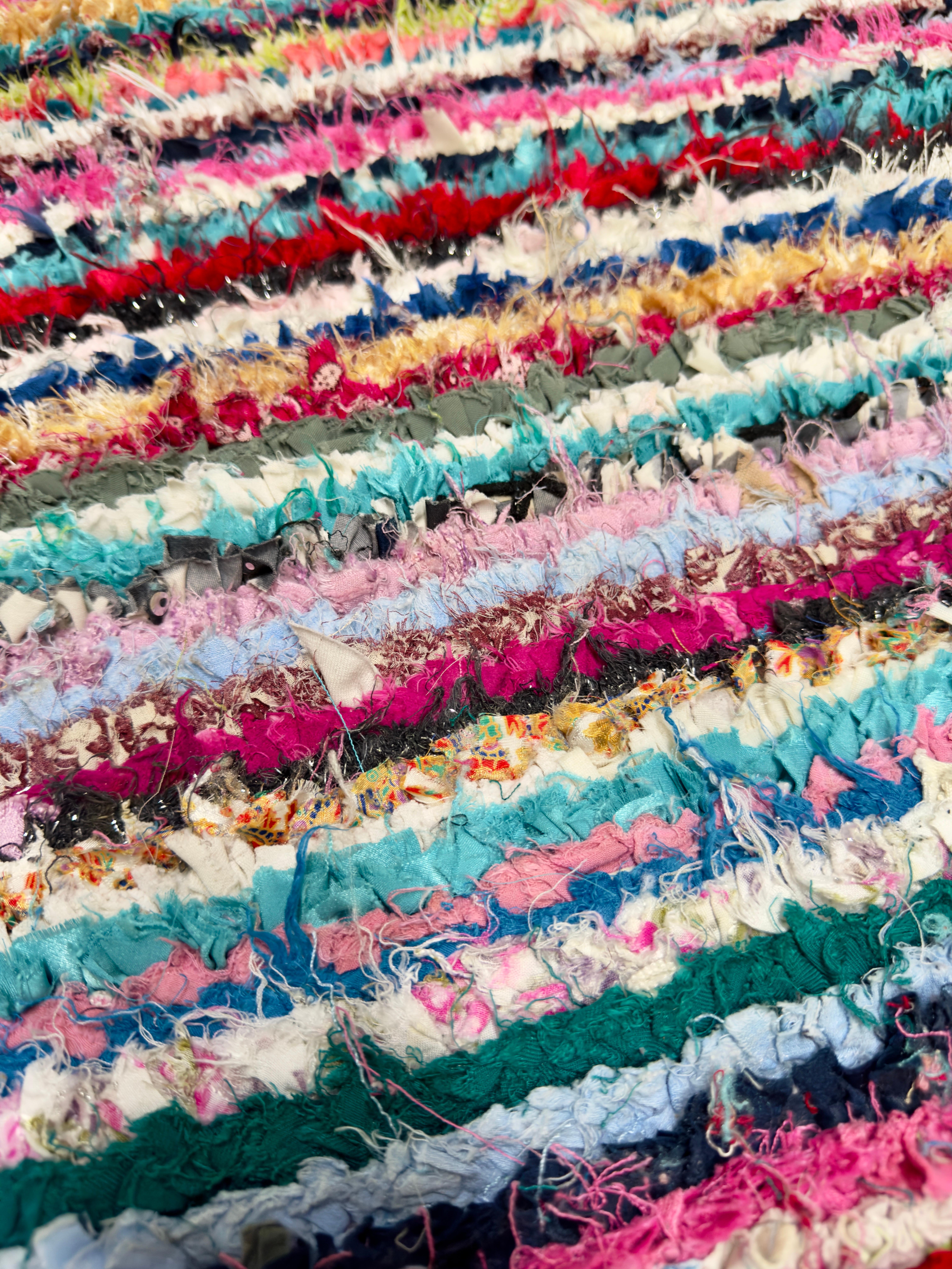 Tissé à la main Petit tapis ou tapis marocain bohème chic à rayures multicolores  en vente
