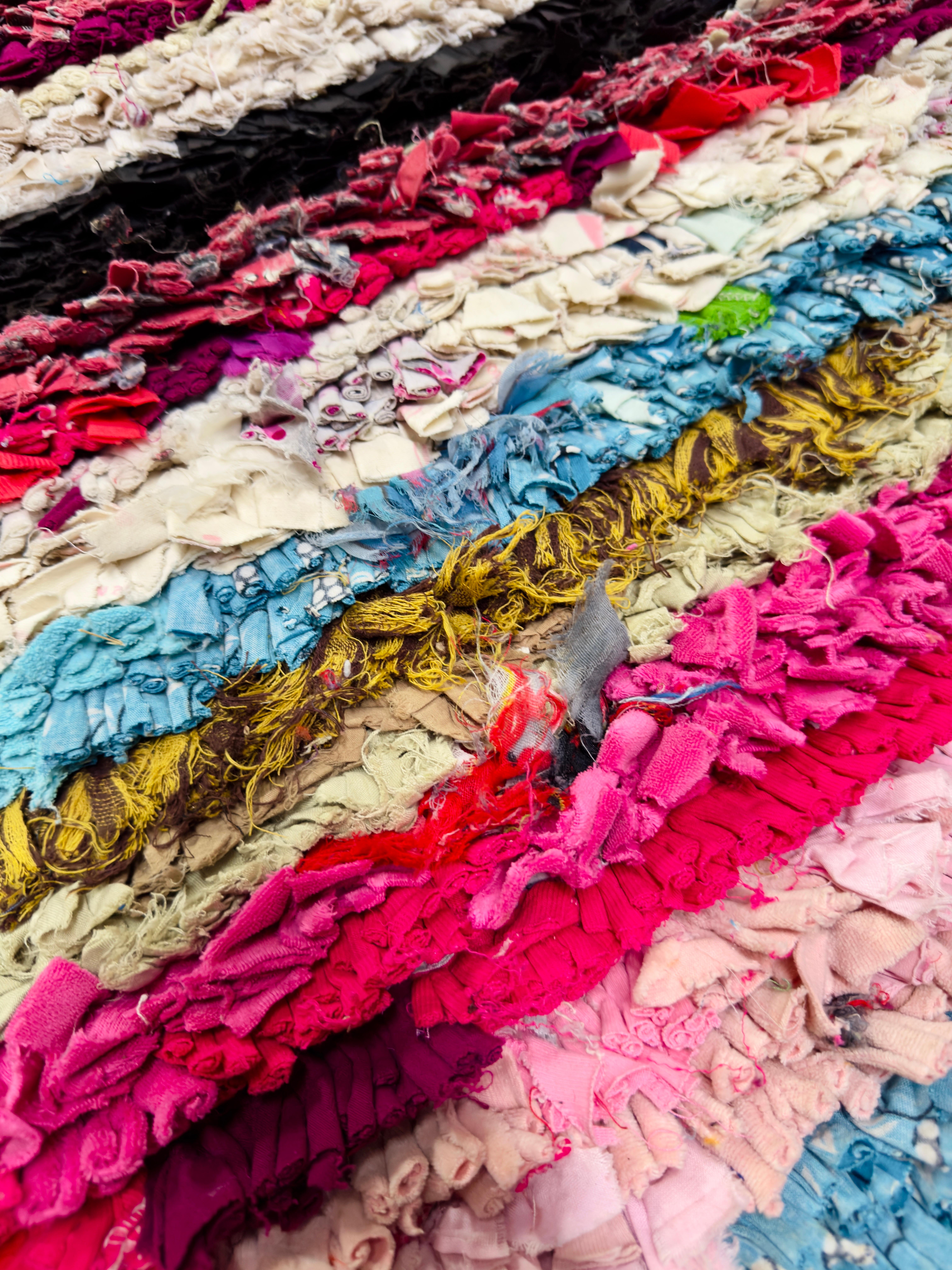 Tissé à la main Petit tapis ou tapis marocain bohème chic à rayures multicolores en vente