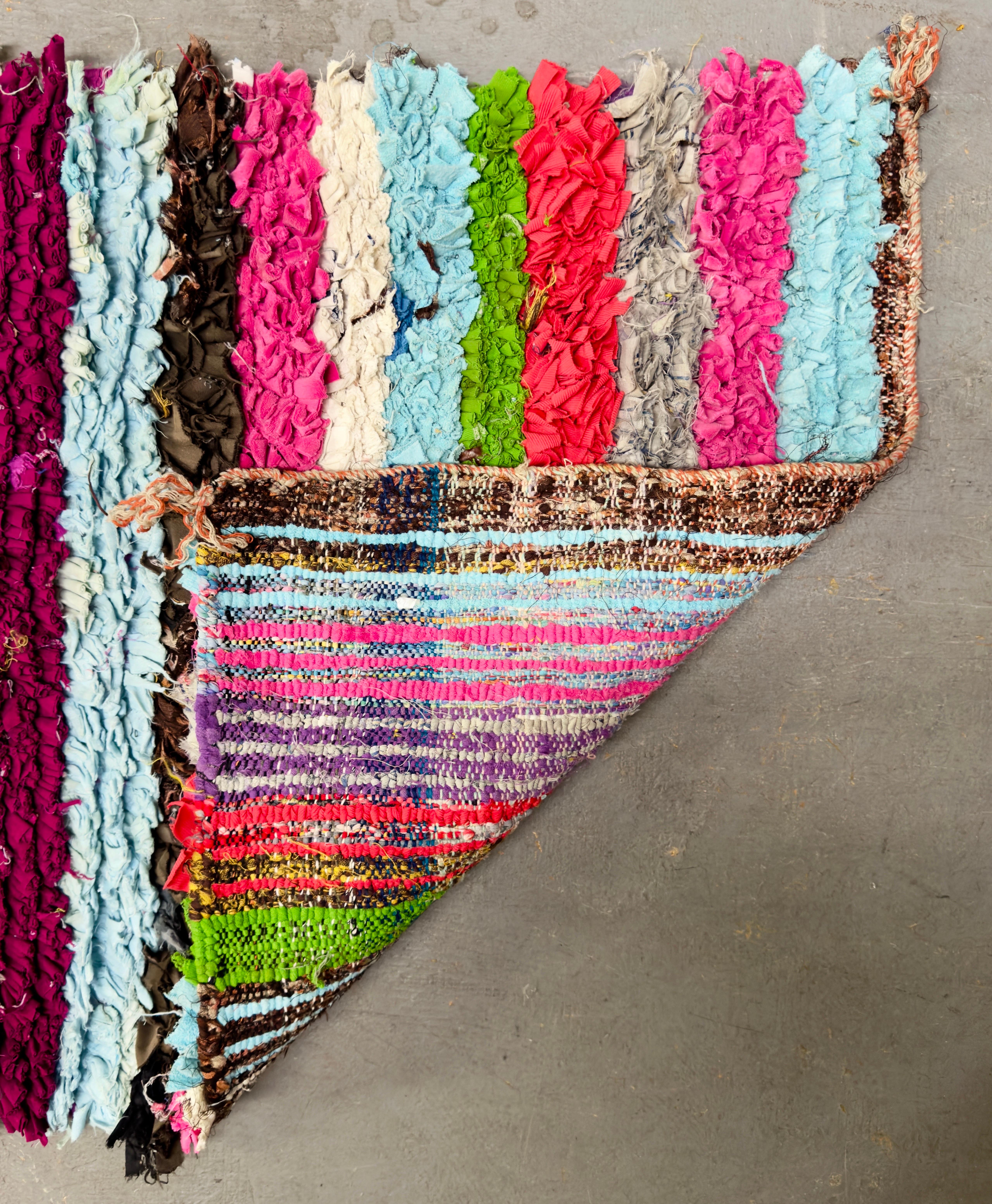 Petit tapis ou tapis marocain bohème chic à rayures multicolores Bon état - En vente à Plainview, NY