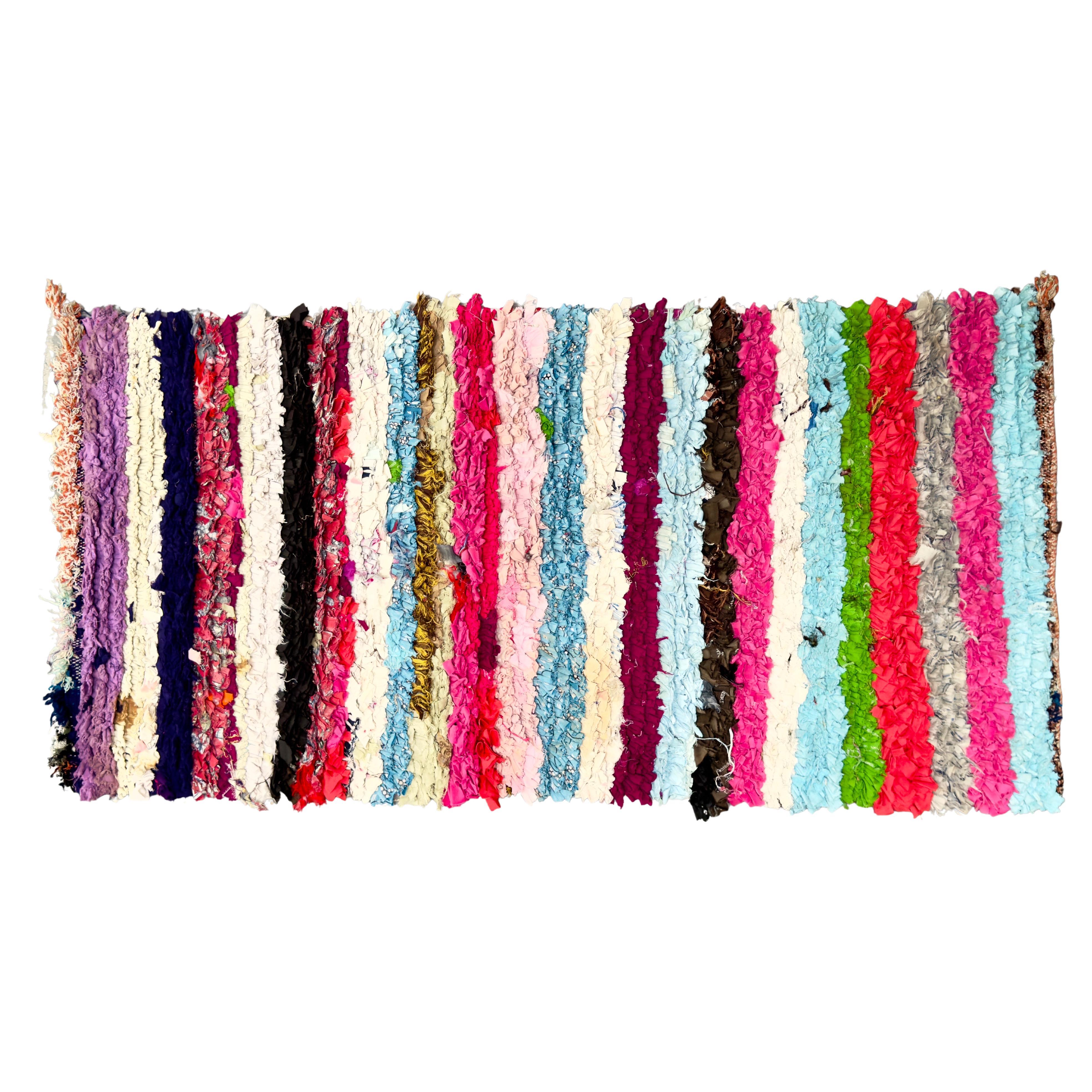 Petit tapis ou tapis marocain bohème chic à rayures multicolores en vente
