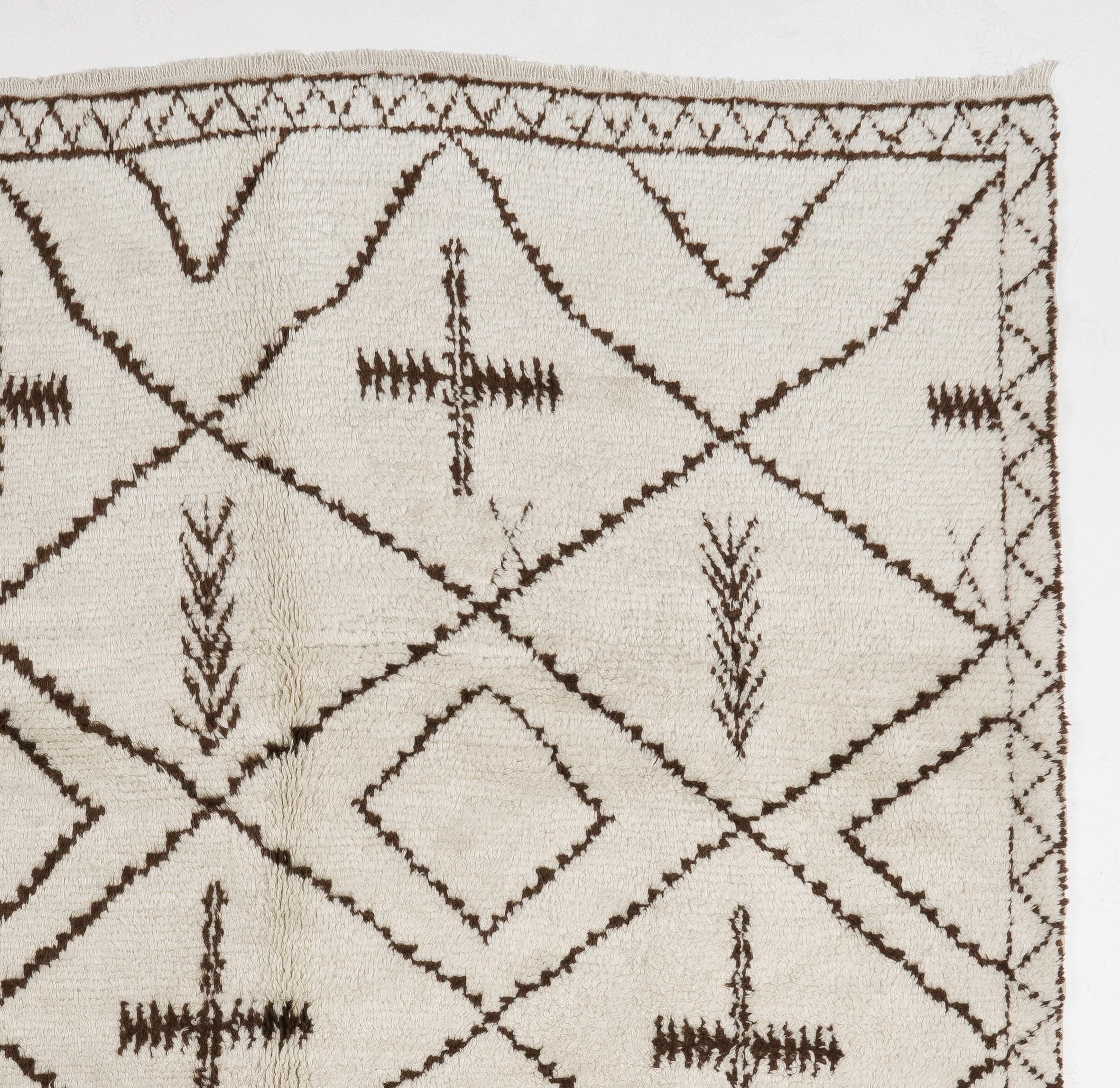Ein neuer handgefertigter Berberteppich aus natürlicher, ungefärbter Schafwolle. Das Design basiert auf der Berberkultur, die aus der marokkanischen Symbolik stammt.
Weicher, komfortabler Flor, ideal für Familien mit Kindern.

 Erhältlich so wie er
