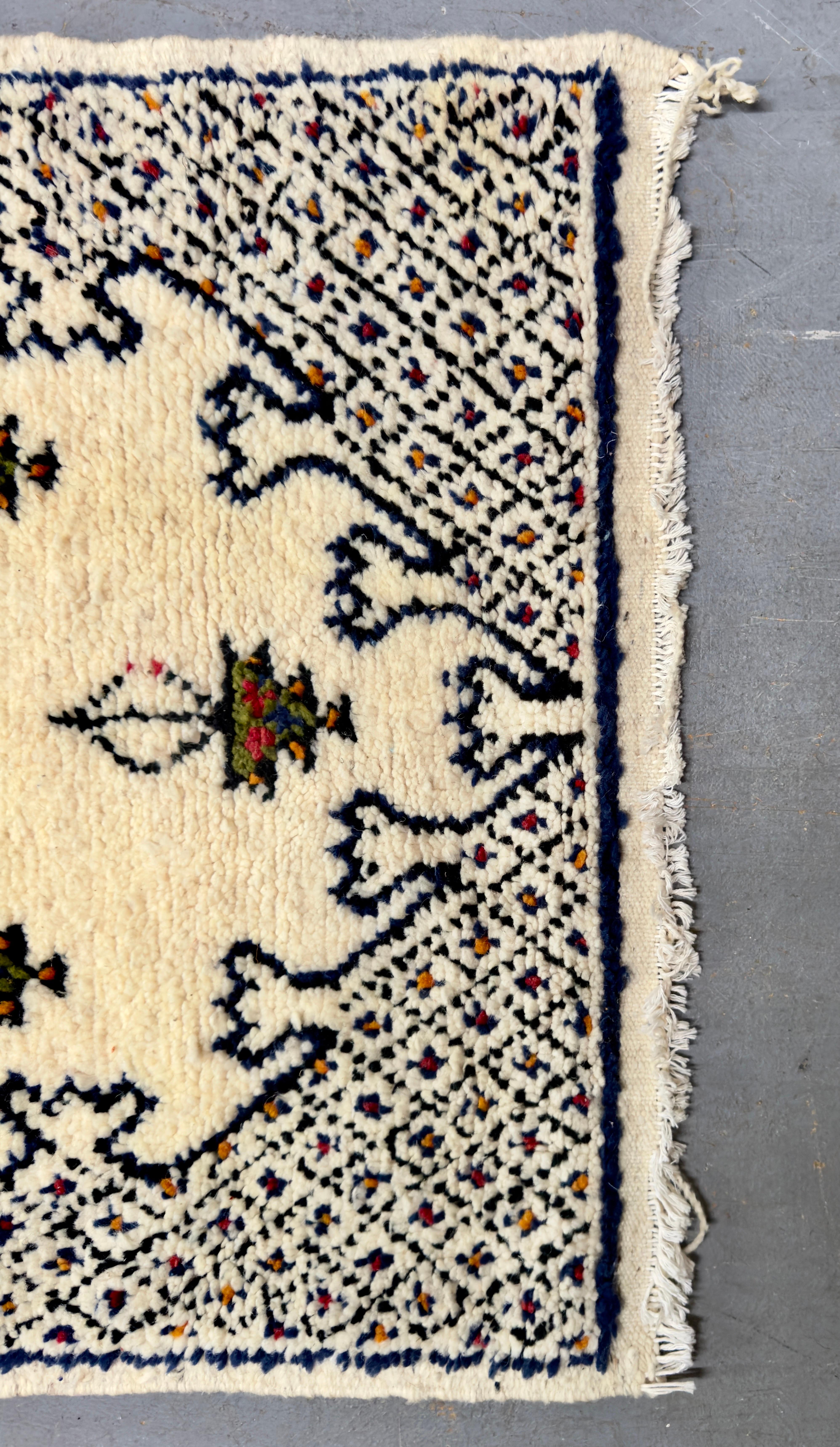 Bohème Boho Chic  Petit tapis ou moquette marocain tissé à la main en laine blanche et noire en vente