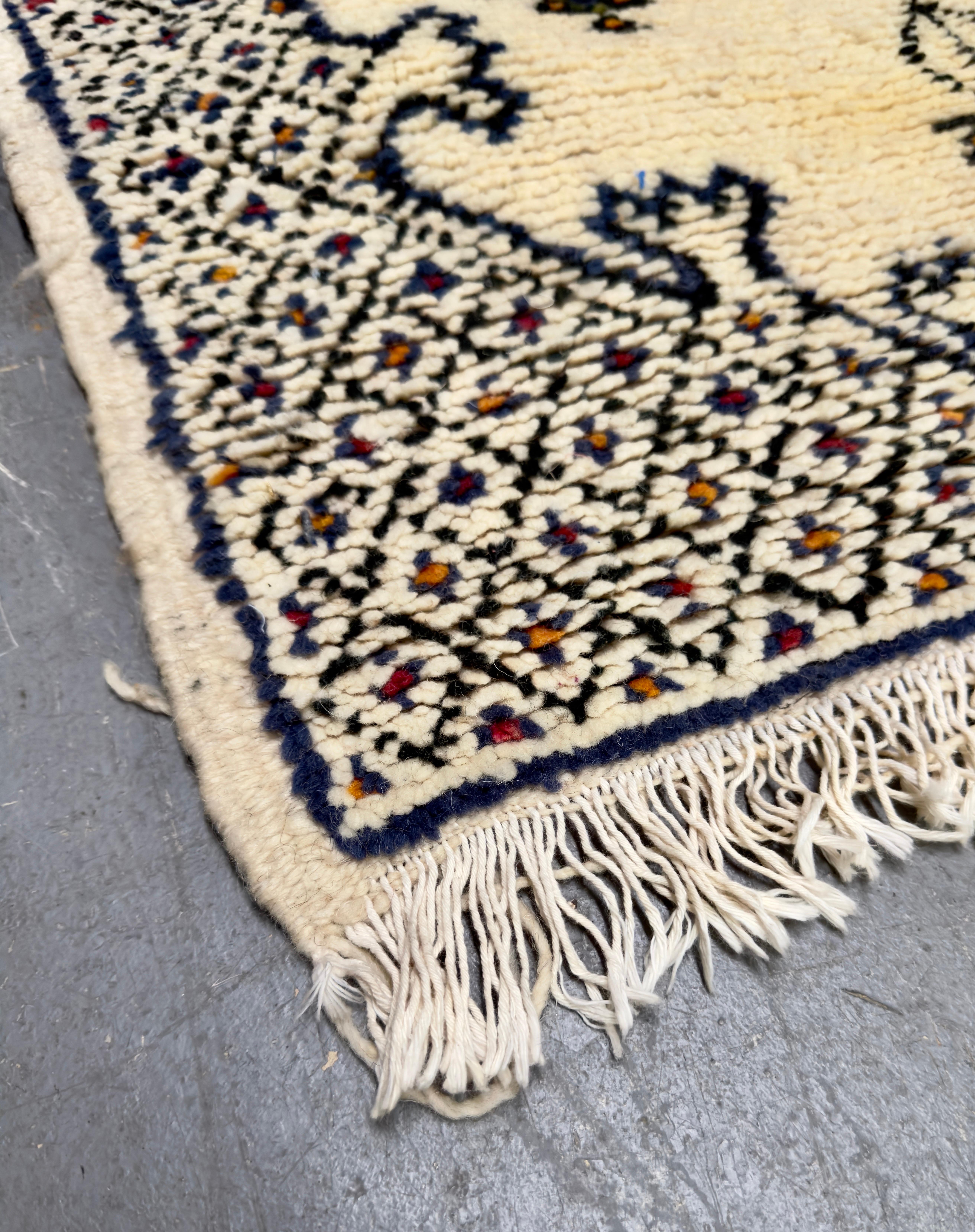 Marocain Boho Chic  Petit tapis ou moquette marocain tissé à la main en laine blanche et noire en vente