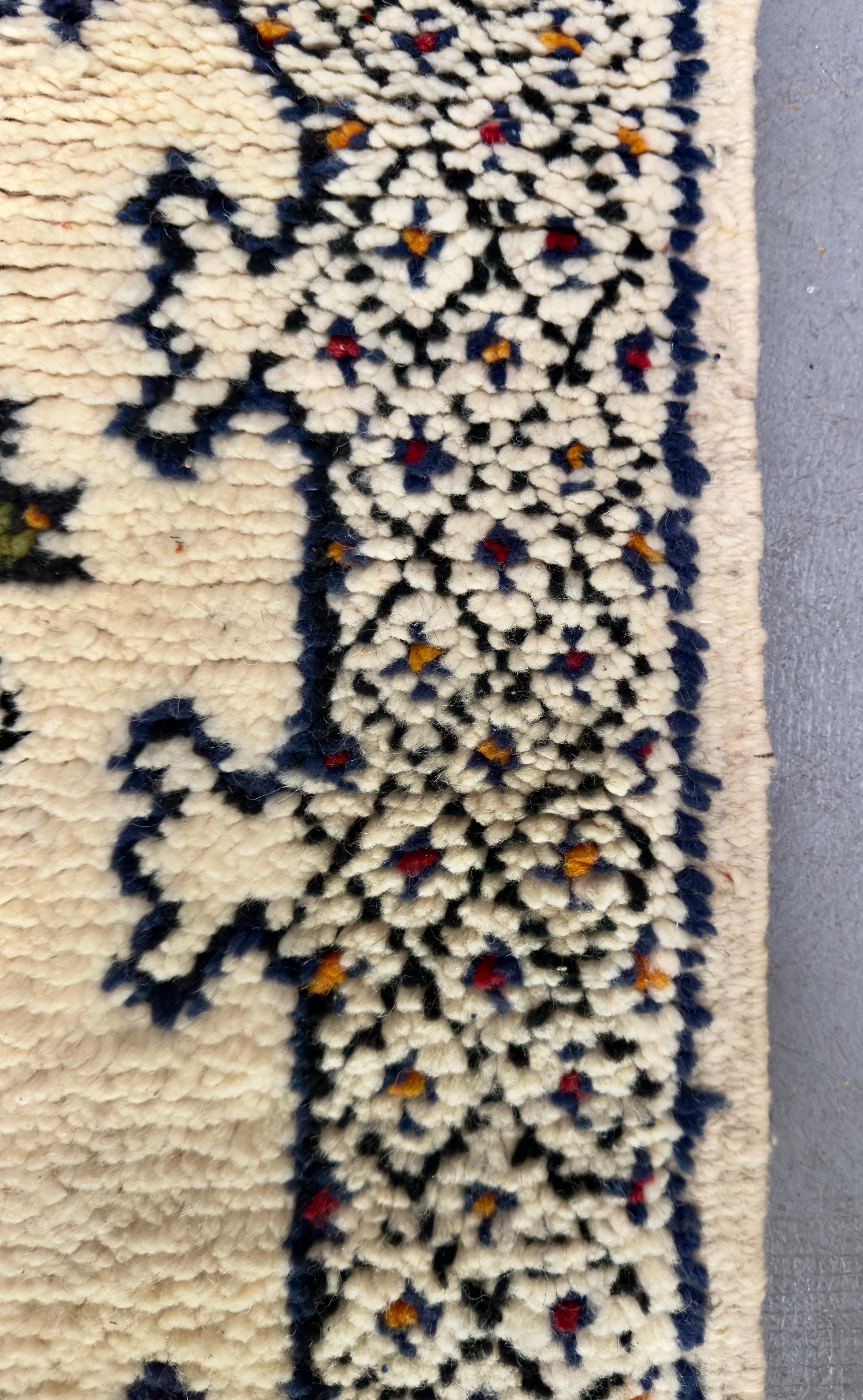 Tissé à la main Boho Chic  Petit tapis ou moquette marocain tissé à la main en laine blanche et noire en vente