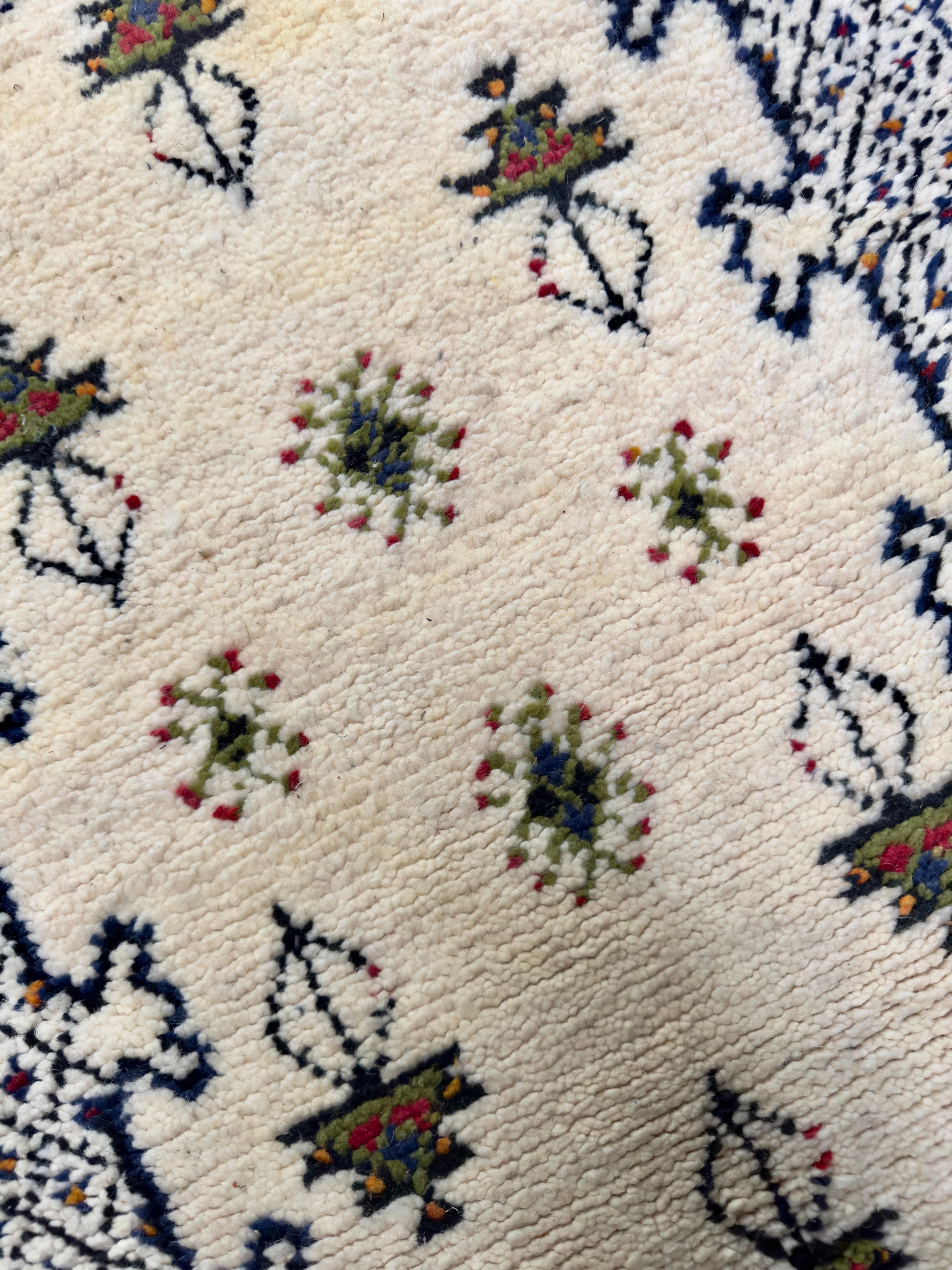 Boho Chic  Petit tapis ou moquette marocain tissé à la main en laine blanche et noire Bon état - En vente à Plainview, NY