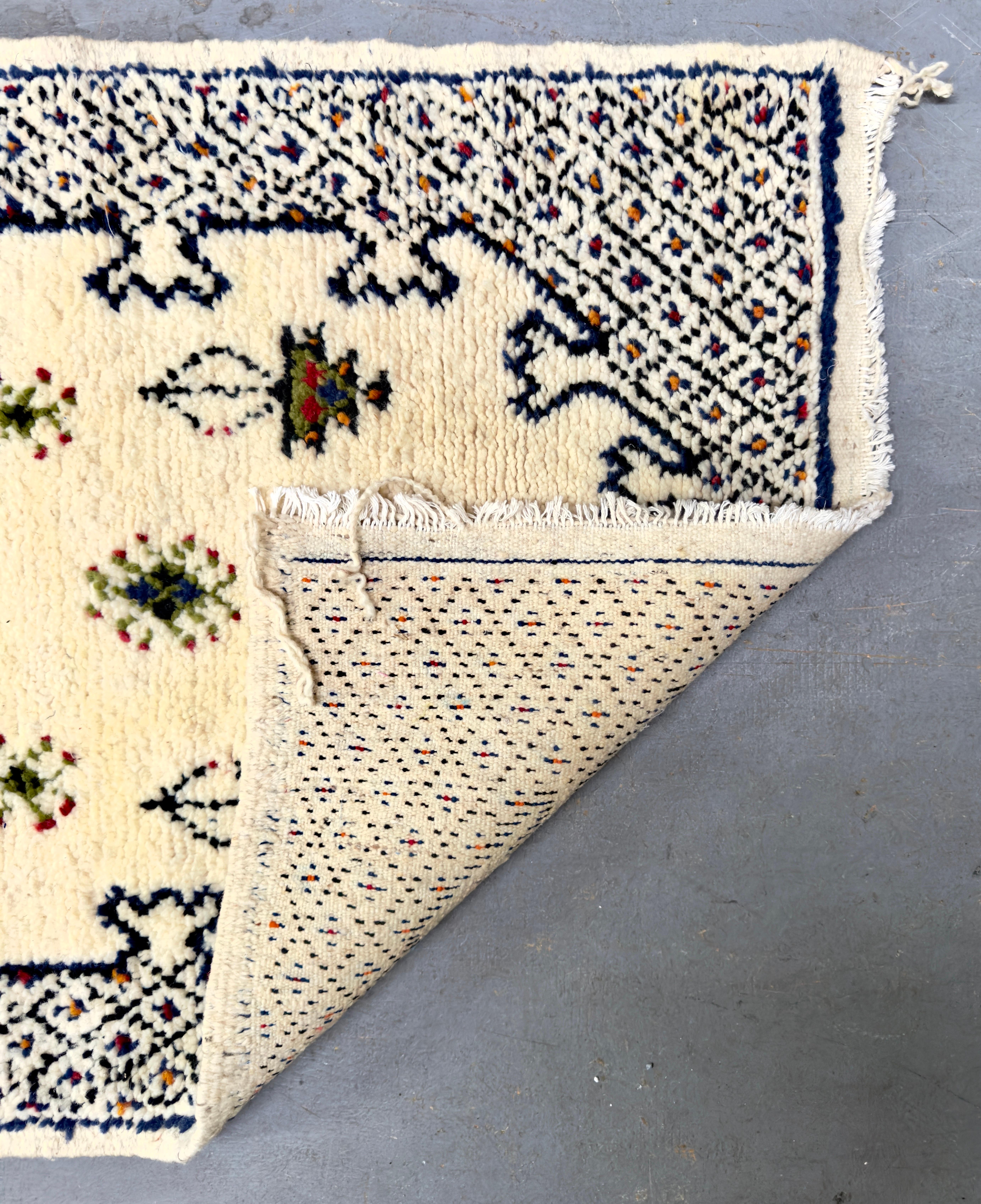 Fin du 20e siècle Boho Chic  Petit tapis ou moquette marocain tissé à la main en laine blanche et noire en vente