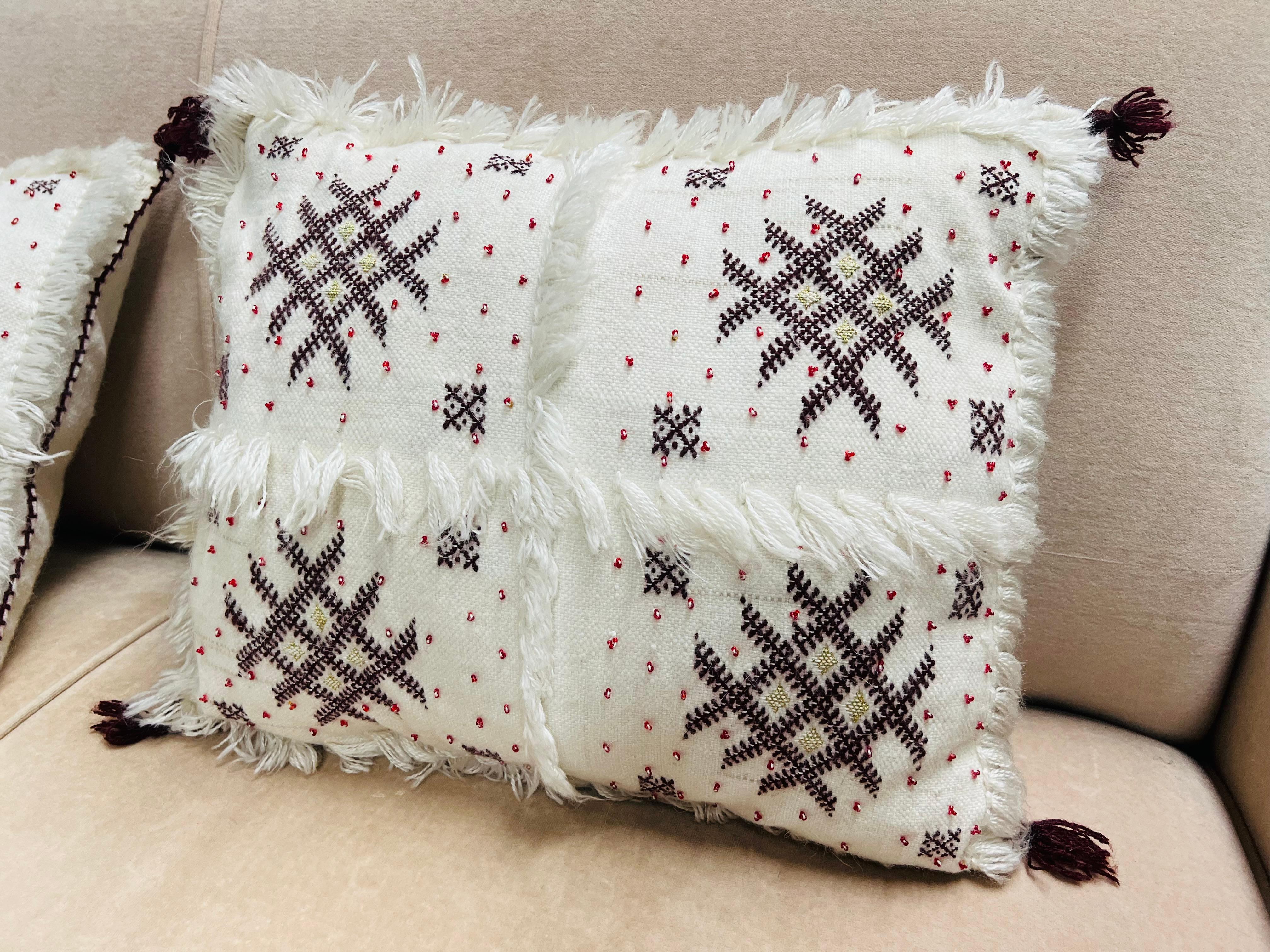 Boho Chic Moroccan Wool Beaded White & Purple Geometrical Design Pillow, a Pair In Good Condition For Sale In Plainview, NY