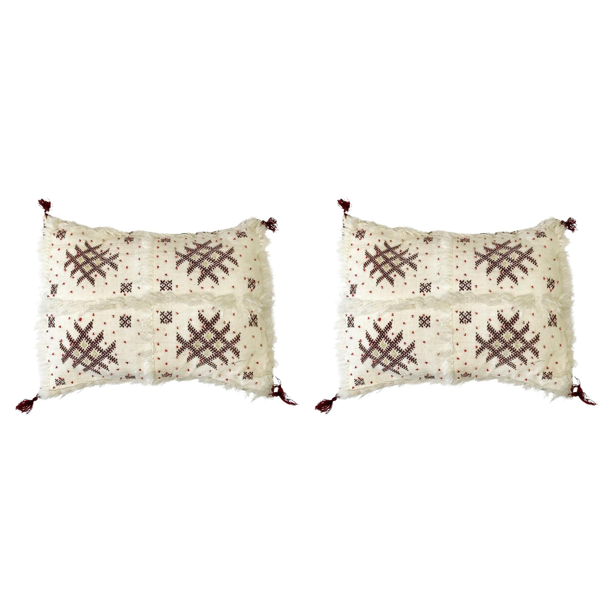 Paire de coussins Boho Chic Marocains en laine perlée, blanc et violet, design géométrique