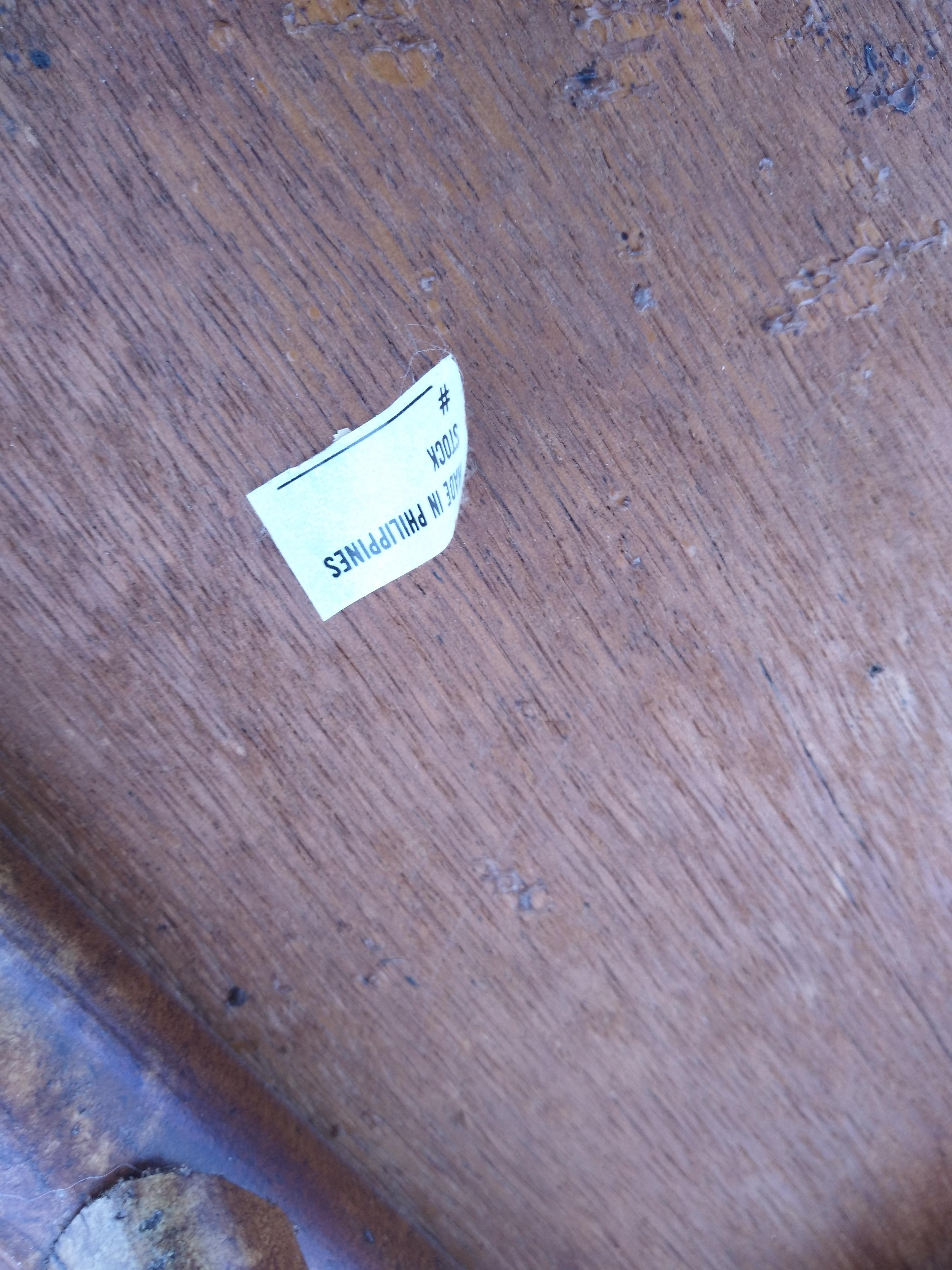 Voici une jolie table d'appoint des Philippines. Il est fabriqué en bambou et possède un plateau en rotin. Il dispose de 2 étagères de rangement surmontées d'un plateau en rotin. Il a une forme octogonale qui ressemble à une pagode.