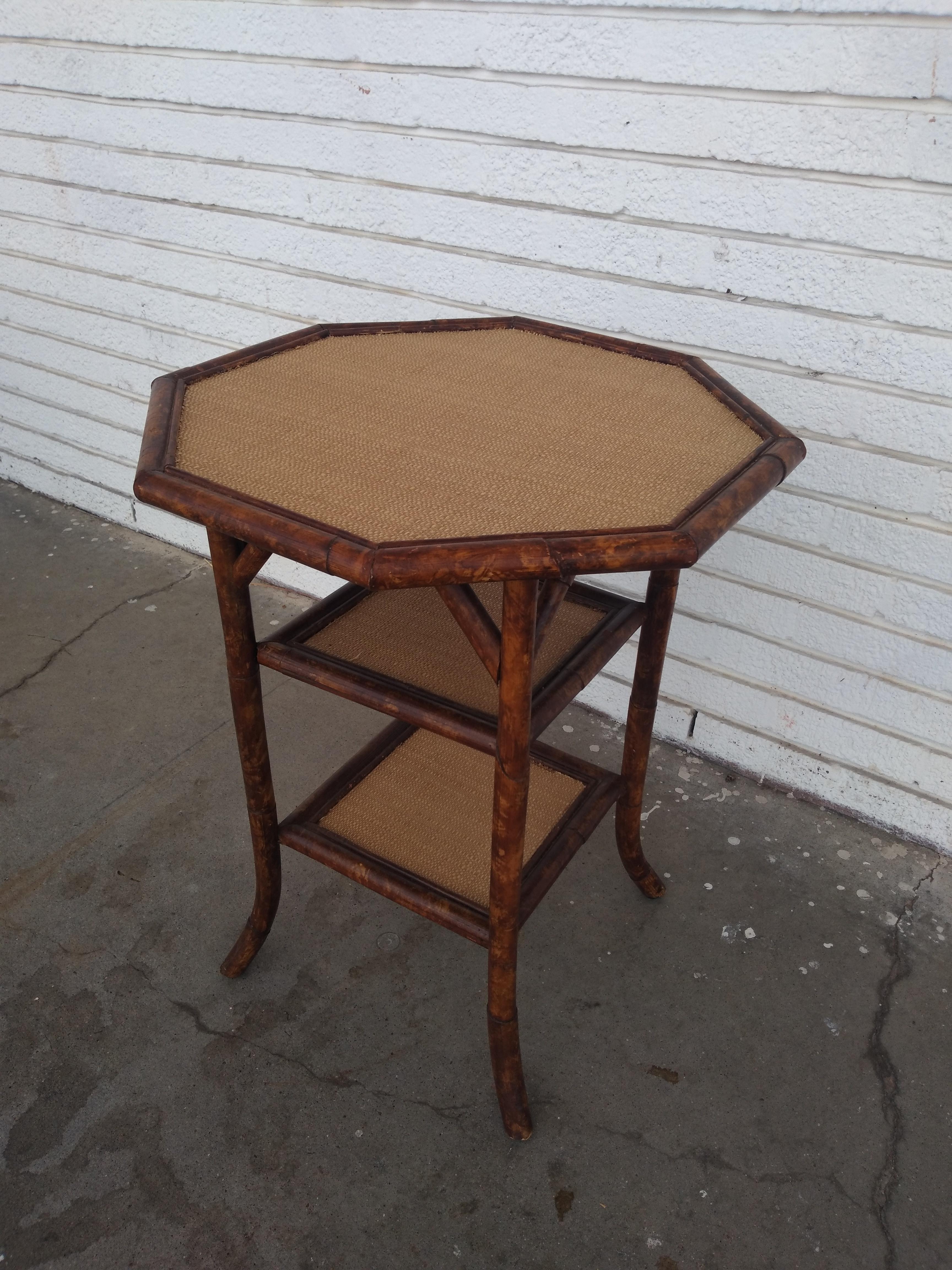20ième siècle Table d'appoint octogonale style Boho Chic en vente