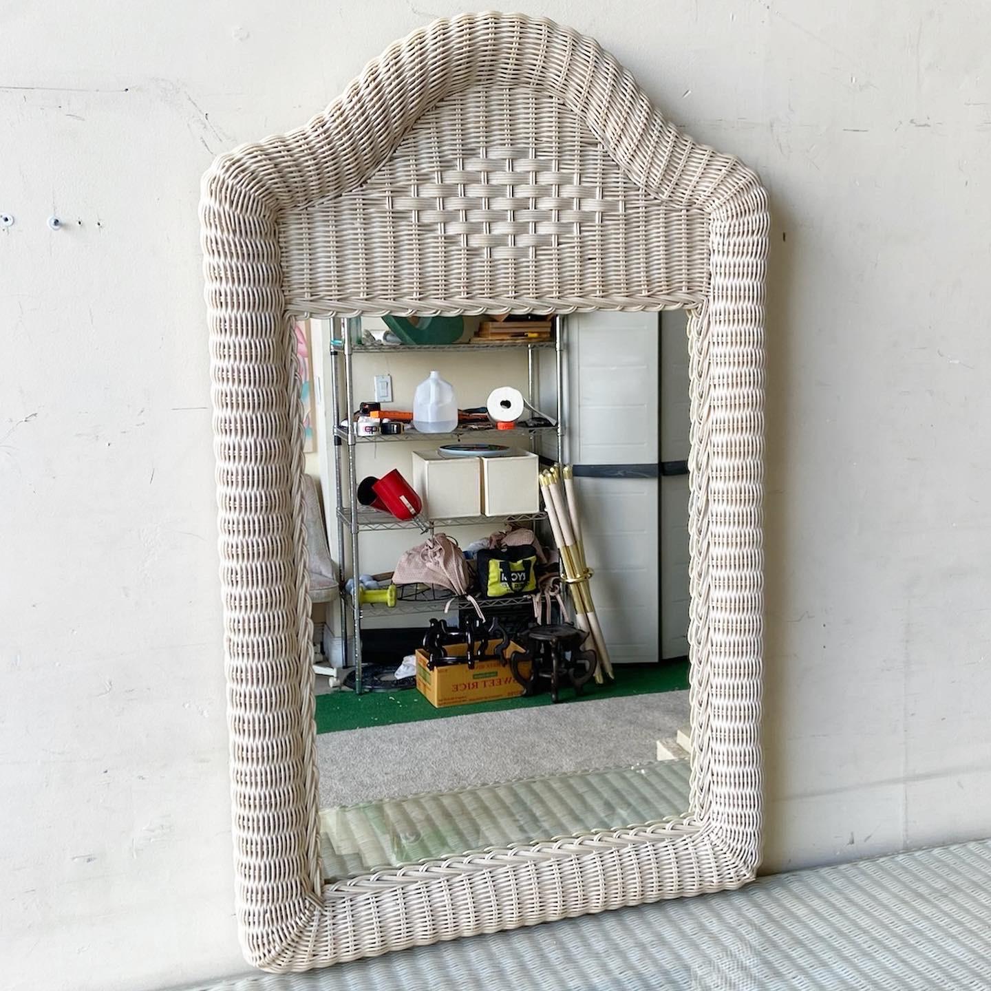 Fin du 20e siècle Commode Boho Chic Off-White en osier avec dessus en verre et miroir