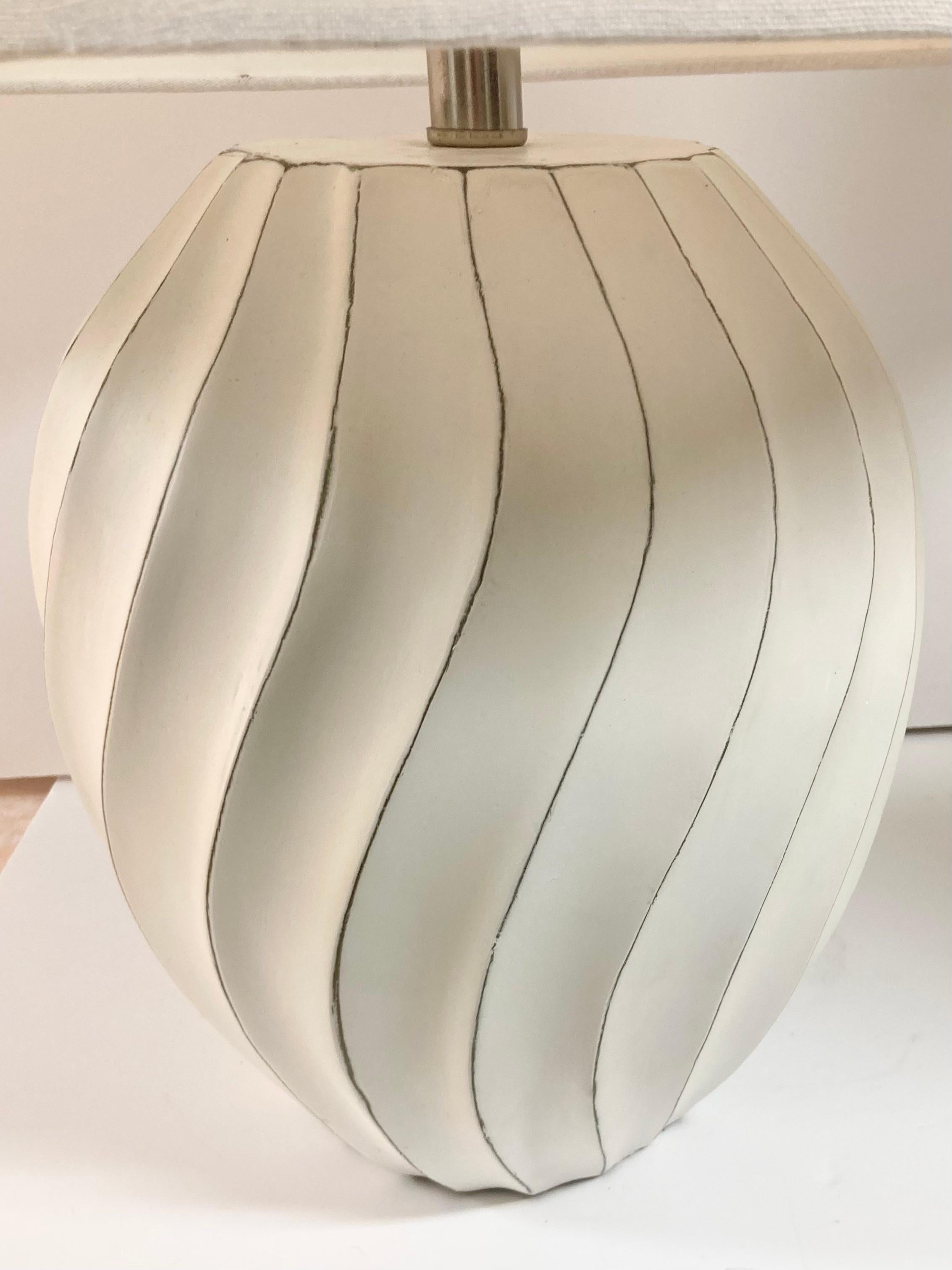 Paire de lampes de table de forme organique de style Boho Chic en bois sculpté et peint à la main en vente 3