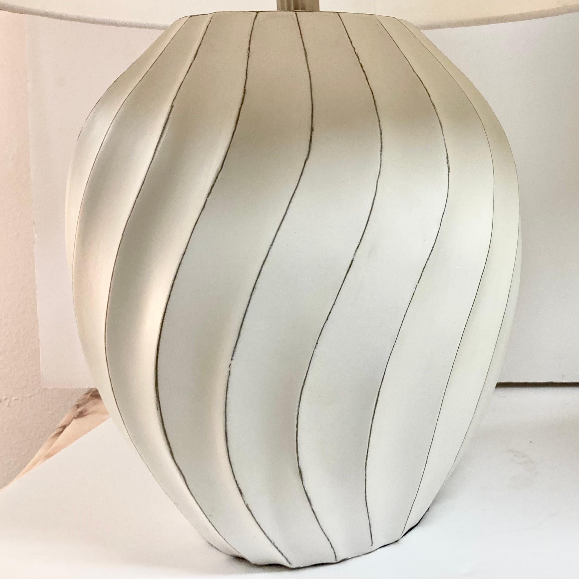 Paire de lampes de table de forme organique de style Boho Chic en bois sculpté et peint à la main en vente 5