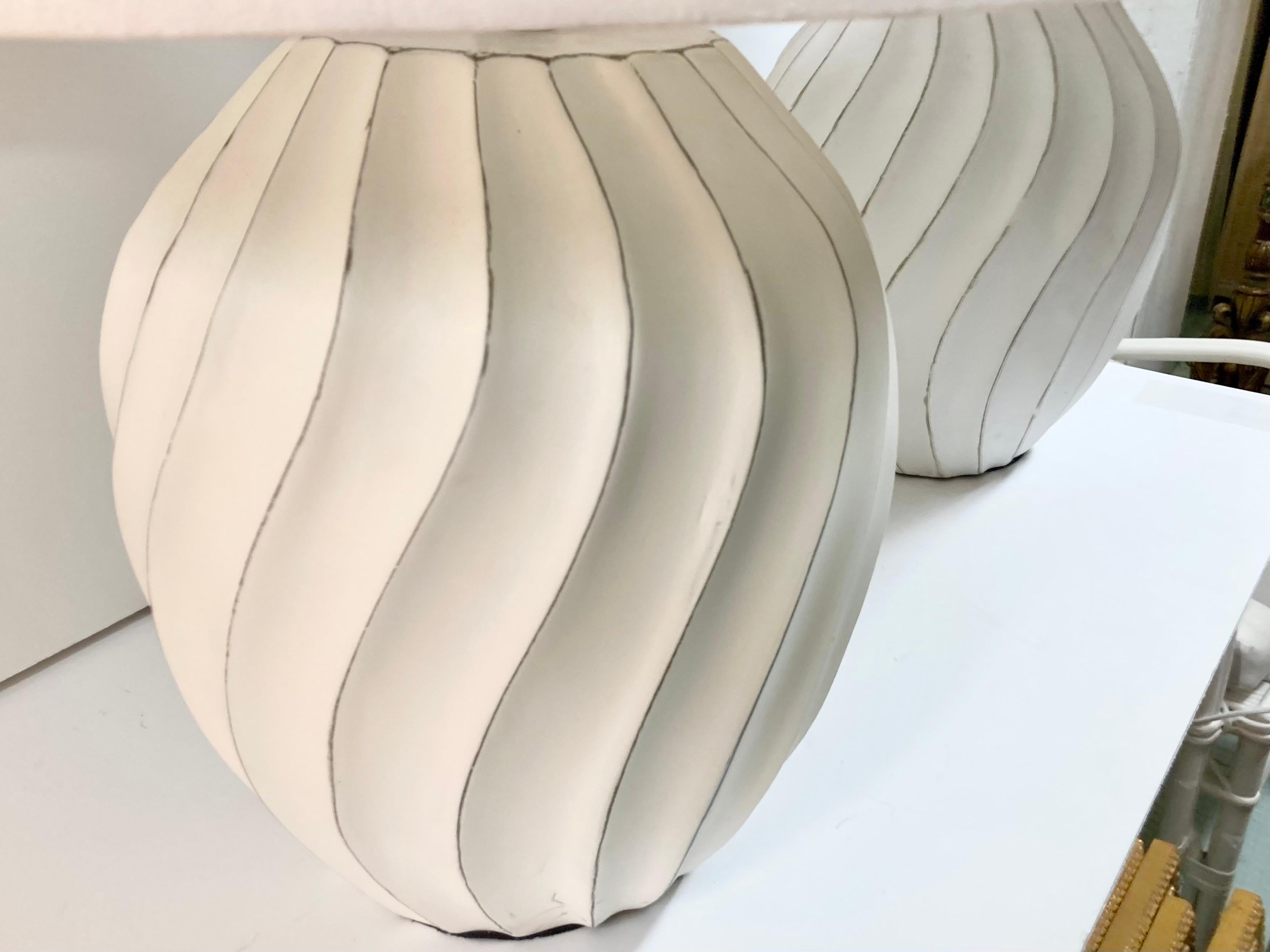 Paire de lampes de table de forme organique de style Boho Chic en bois sculpté et peint à la main en vente 6