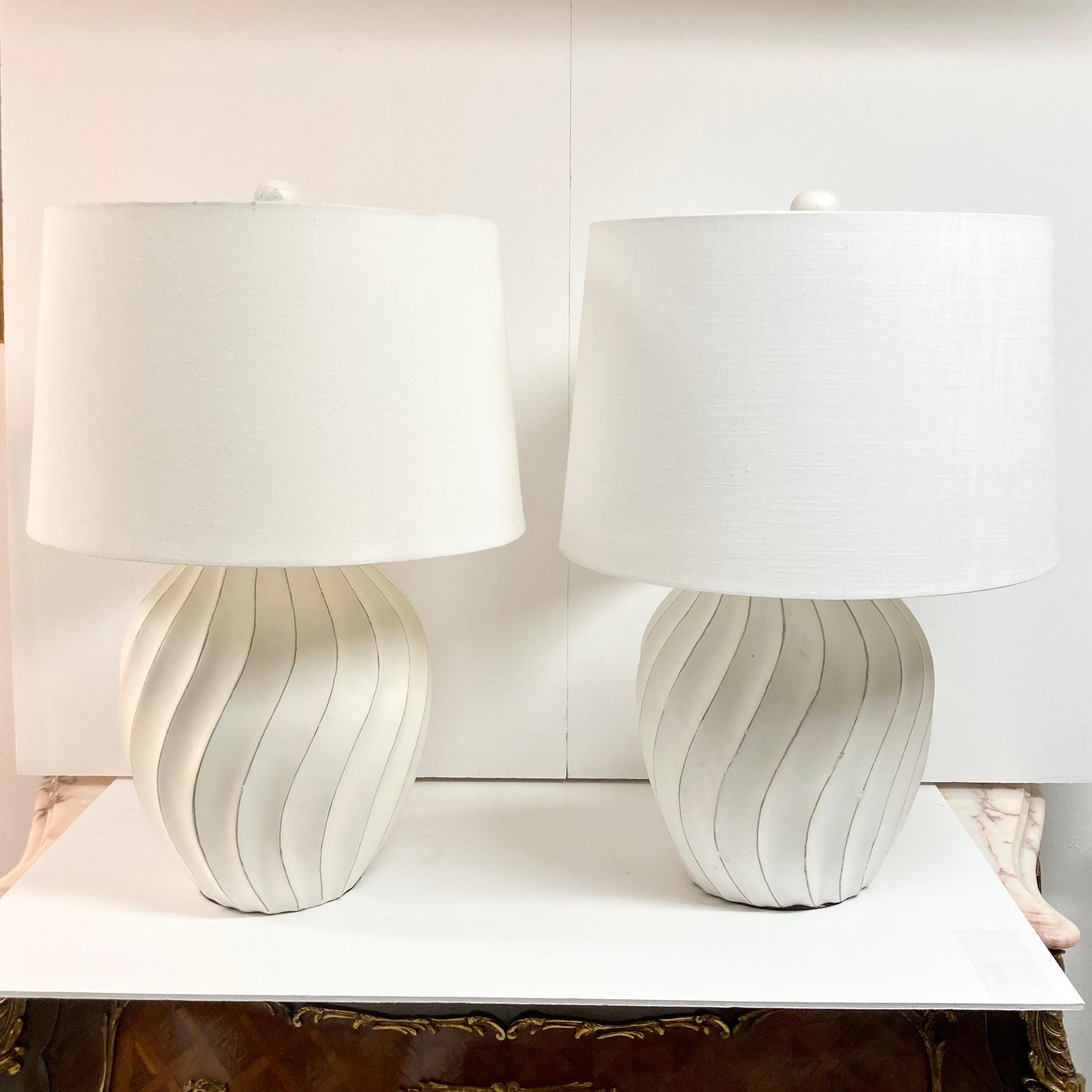 Moderne Paire de lampes de table de forme organique de style Boho Chic en bois sculpté et peint à la main en vente