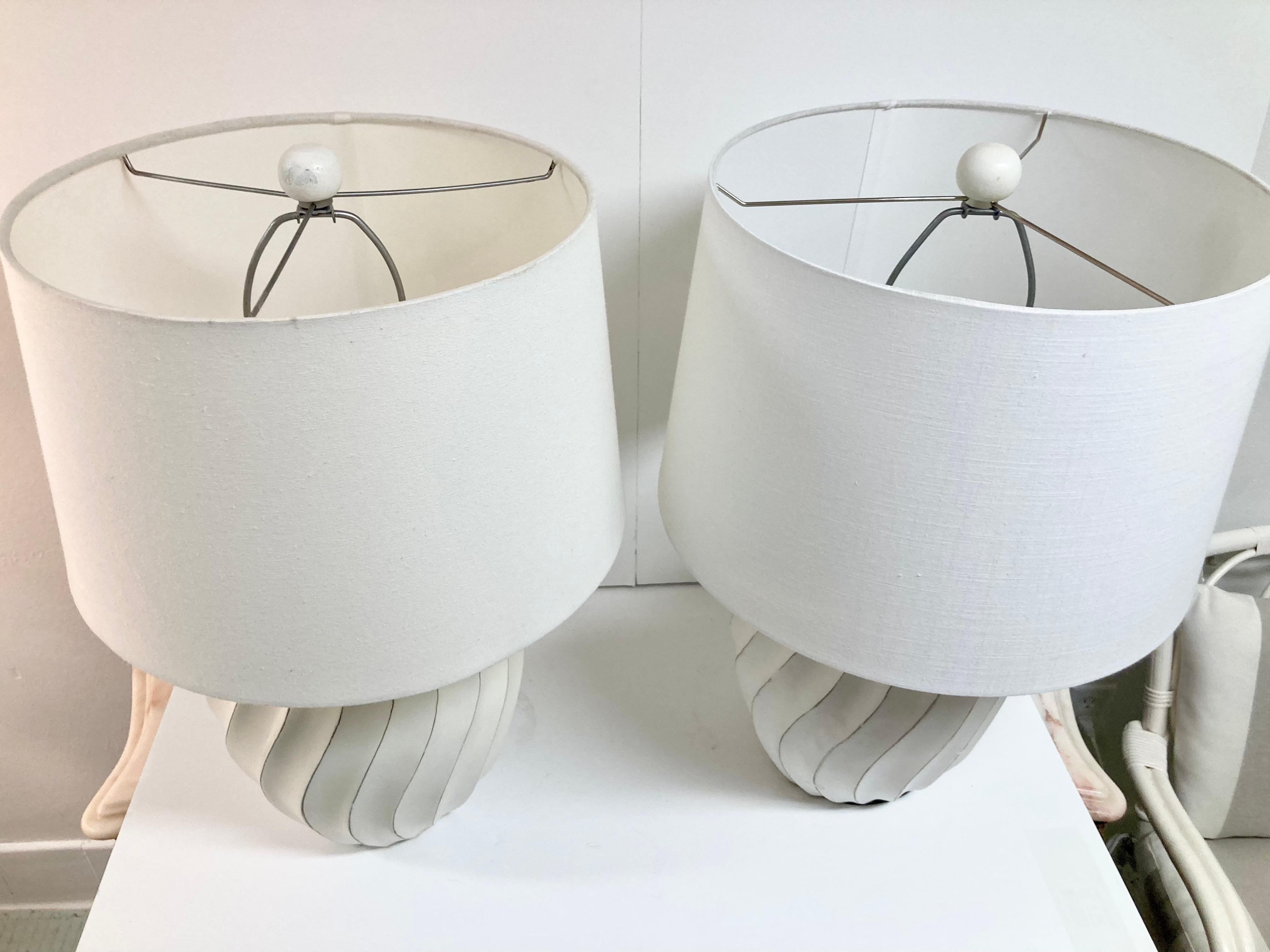Américain Paire de lampes de table de forme organique de style Boho Chic en bois sculpté et peint à la main en vente