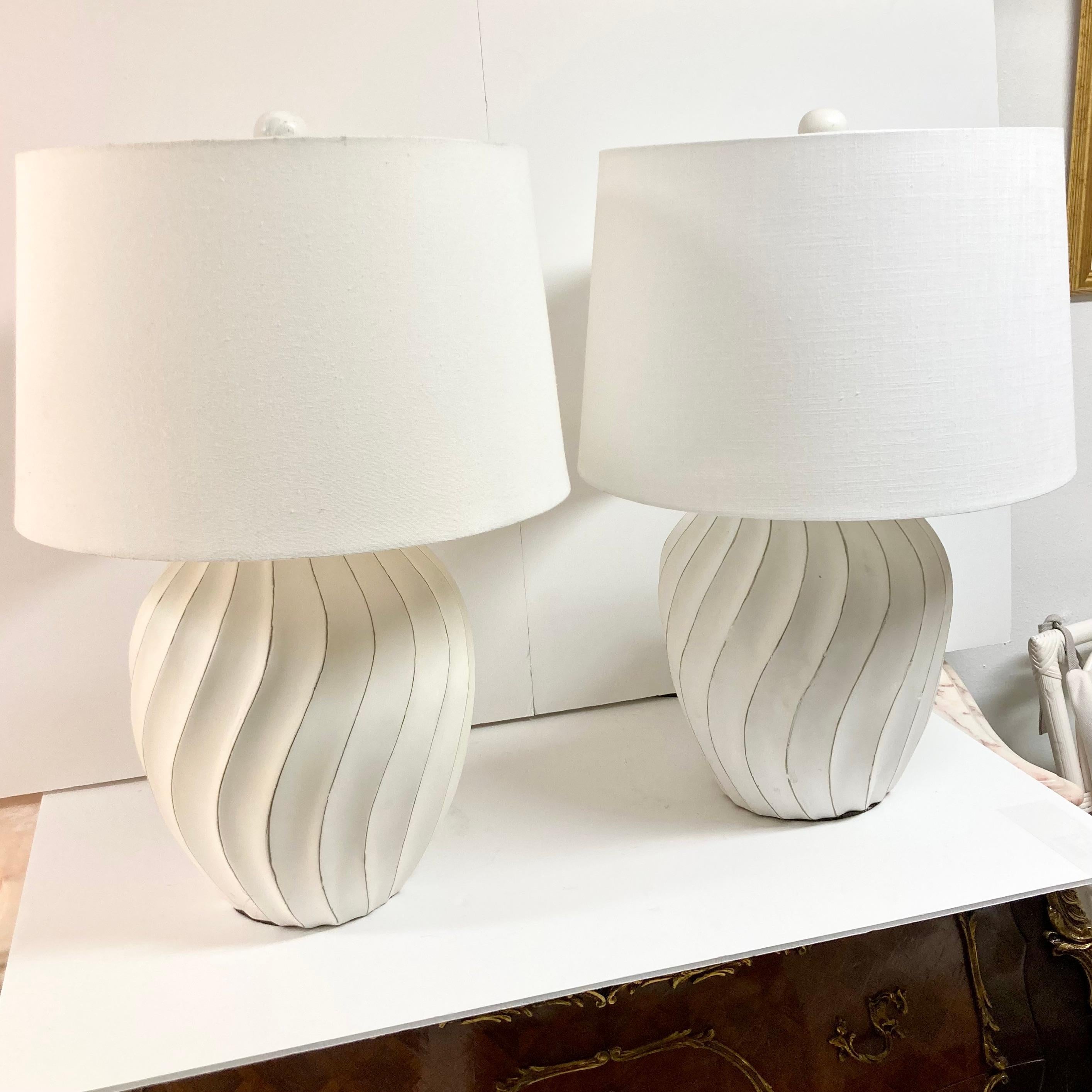 Paire de lampes de table de forme organique de style Boho Chic en bois sculpté et peint à la main Bon état - En vente à Los Angeles, CA