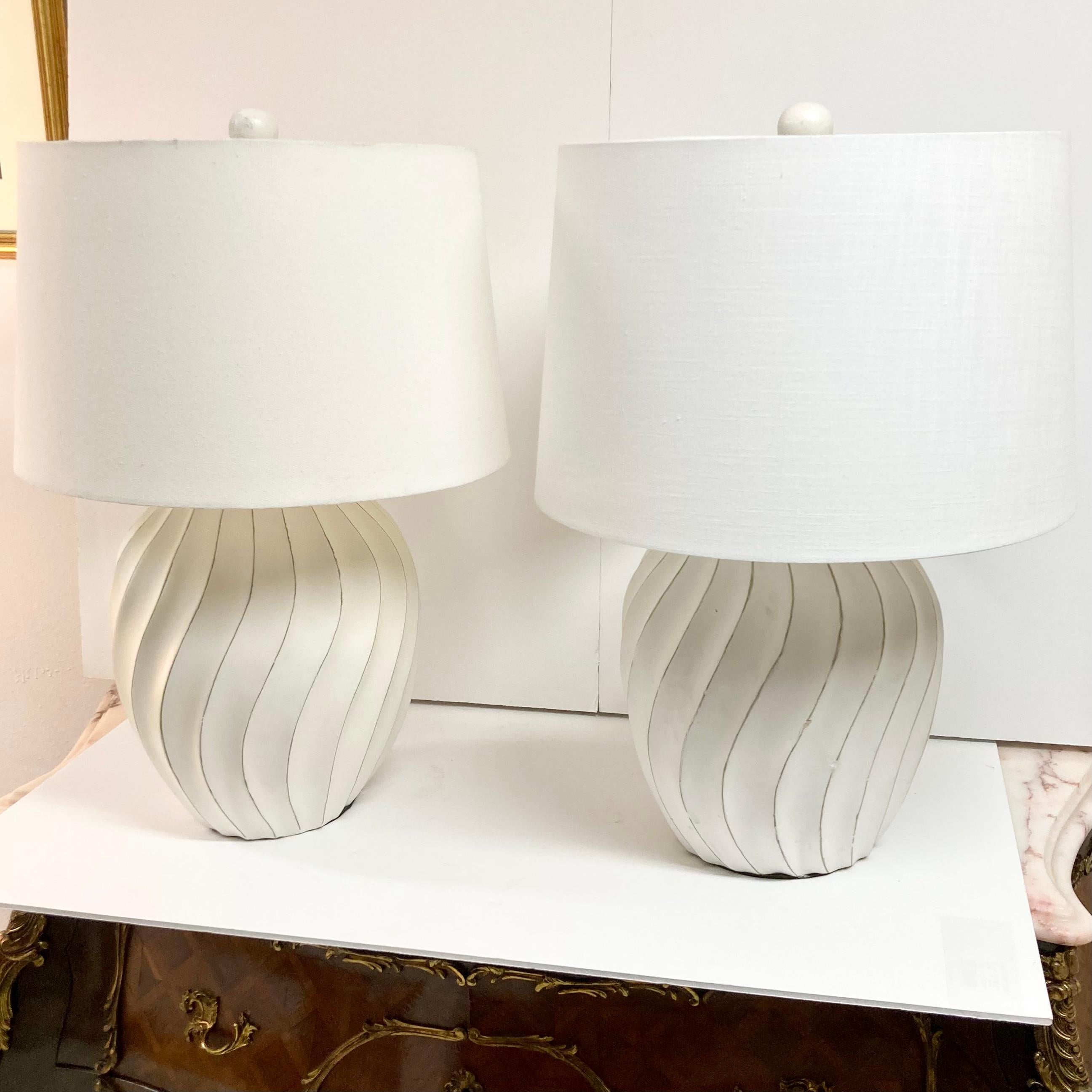 Fin du 20e siècle Paire de lampes de table de forme organique de style Boho Chic en bois sculpté et peint à la main en vente