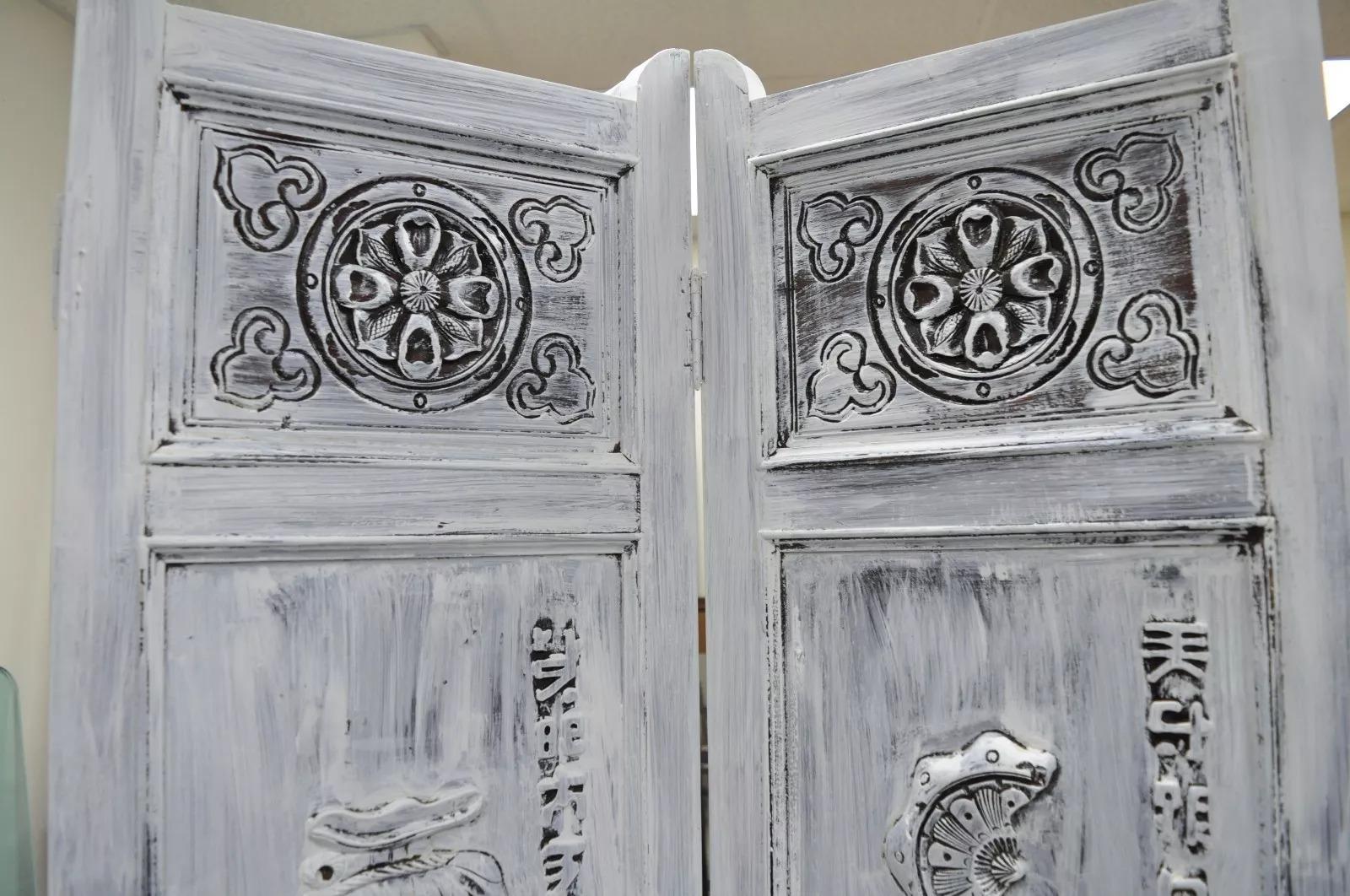 Boho Chic Oriental 4 Panel Screen White Distress Painted Wooden Room Divider In Good Condition For Sale In Philadelphia, PA