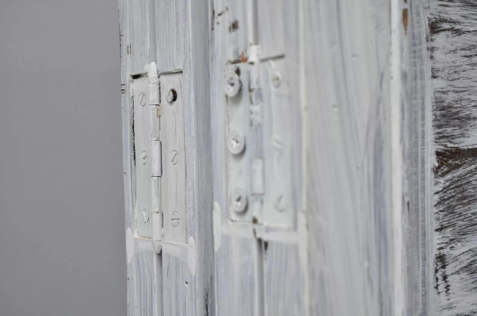 Boho Chic Oriental 4 Panel Screen White Distress Painted Wooden Room Divider For Sale 2