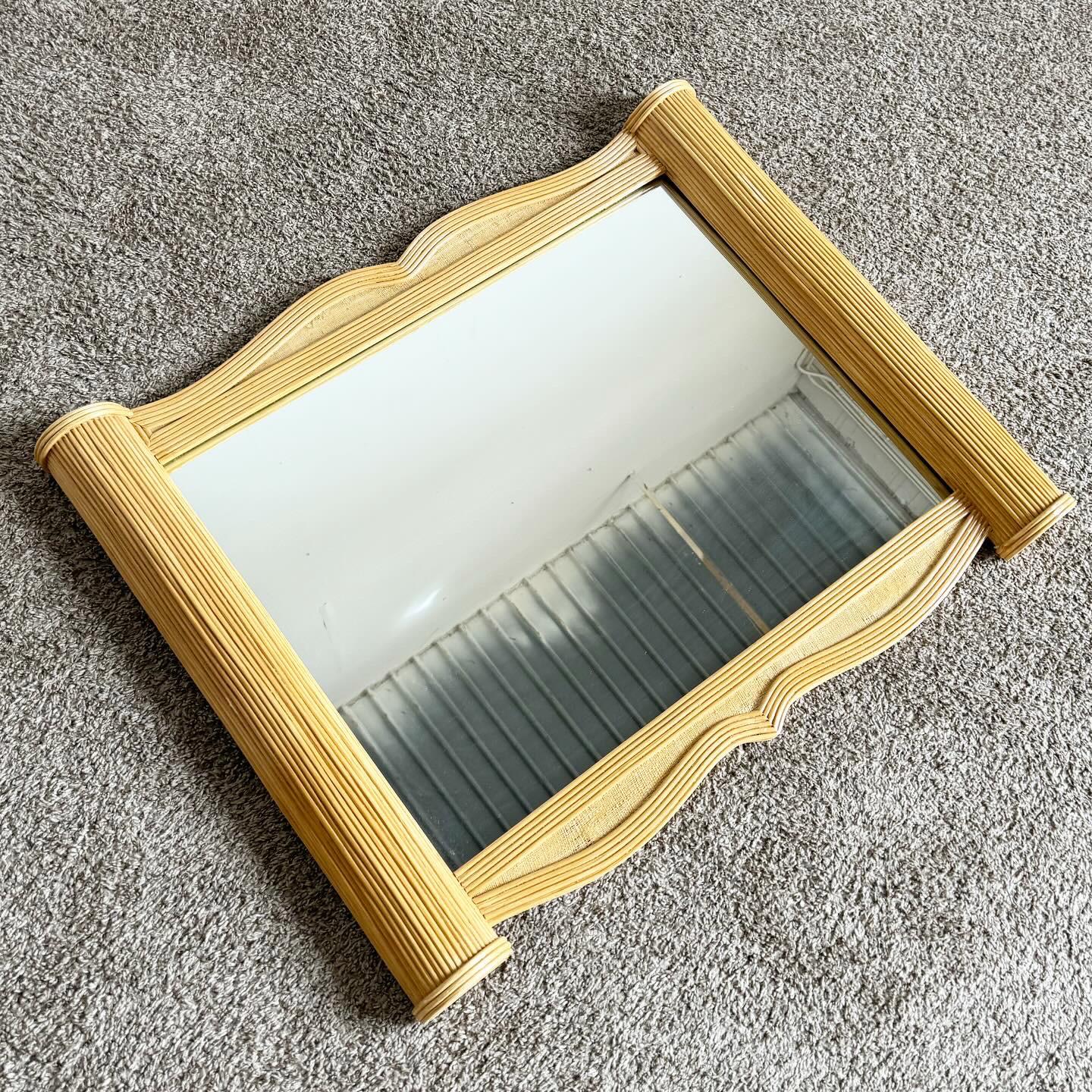 Aggiungi un tocco di eleganza bohémien con lo specchio da parete Boho Chic Pencil Reed and Grass Cloth. Questo specchio combina un'intricata cornice di canne da pesca con la sottile consistenza del tessuto d'erba, creando un'atmosfera organica e