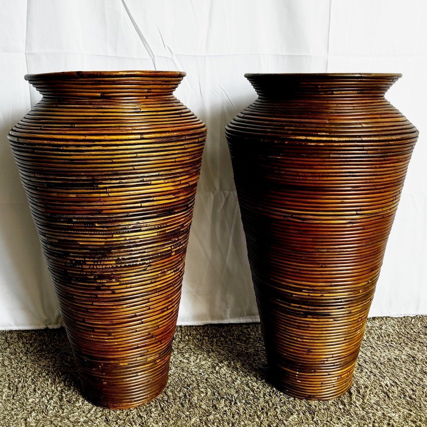 Eleva il tuo spazio con i vasi da terra Boho Chic Pencil Reed. Il design intricato e la finitura naturale aggiungono calore agli interni costieri o eclettici.
 
 Vendiamo gli articoli così come sono stati acquistati, senza alcun restauro o