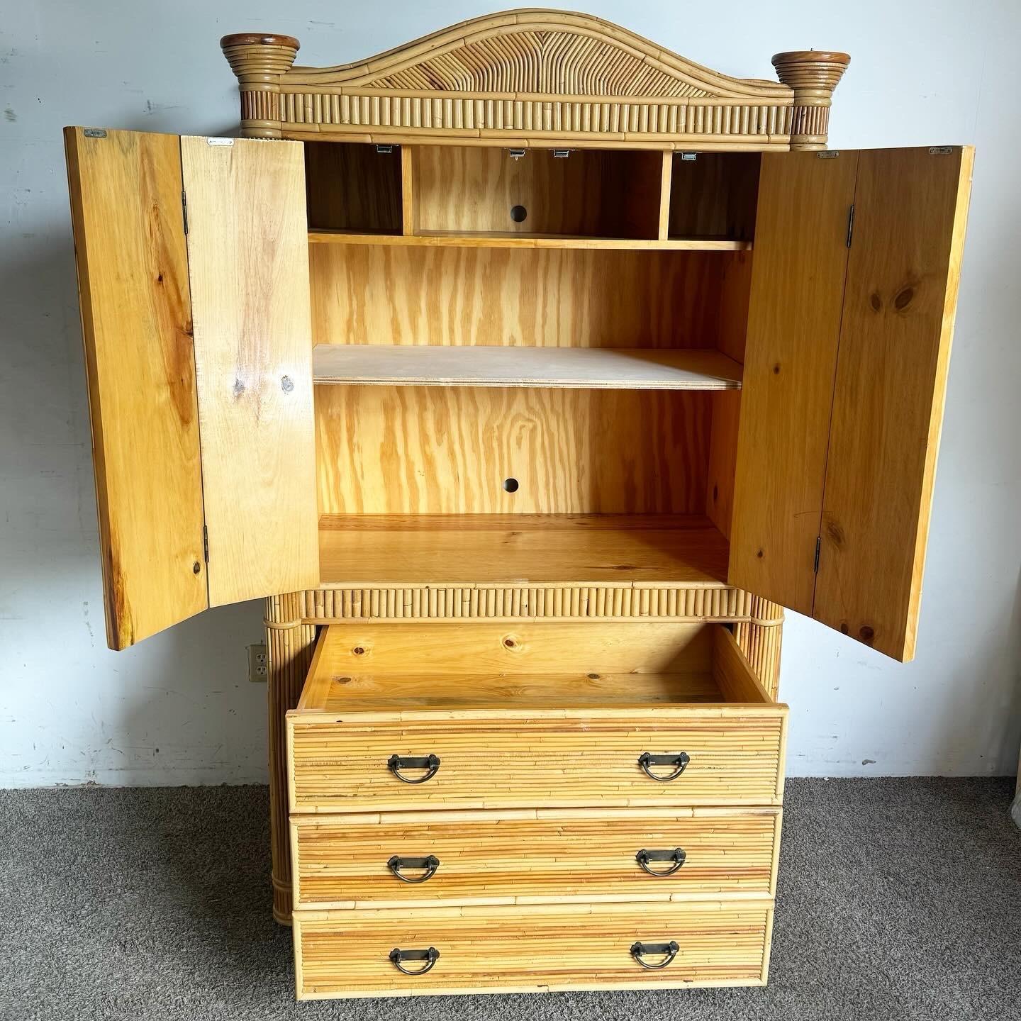 Aggiungi un tocco di charme bohémien alla tua casa con questo armadio in rattan Boho Chic. Caratterizzato da intricati dettagli in canna e da una finitura in rattan naturale, questo pezzo vintage offre un ampio spazio di archiviazione grazie allo