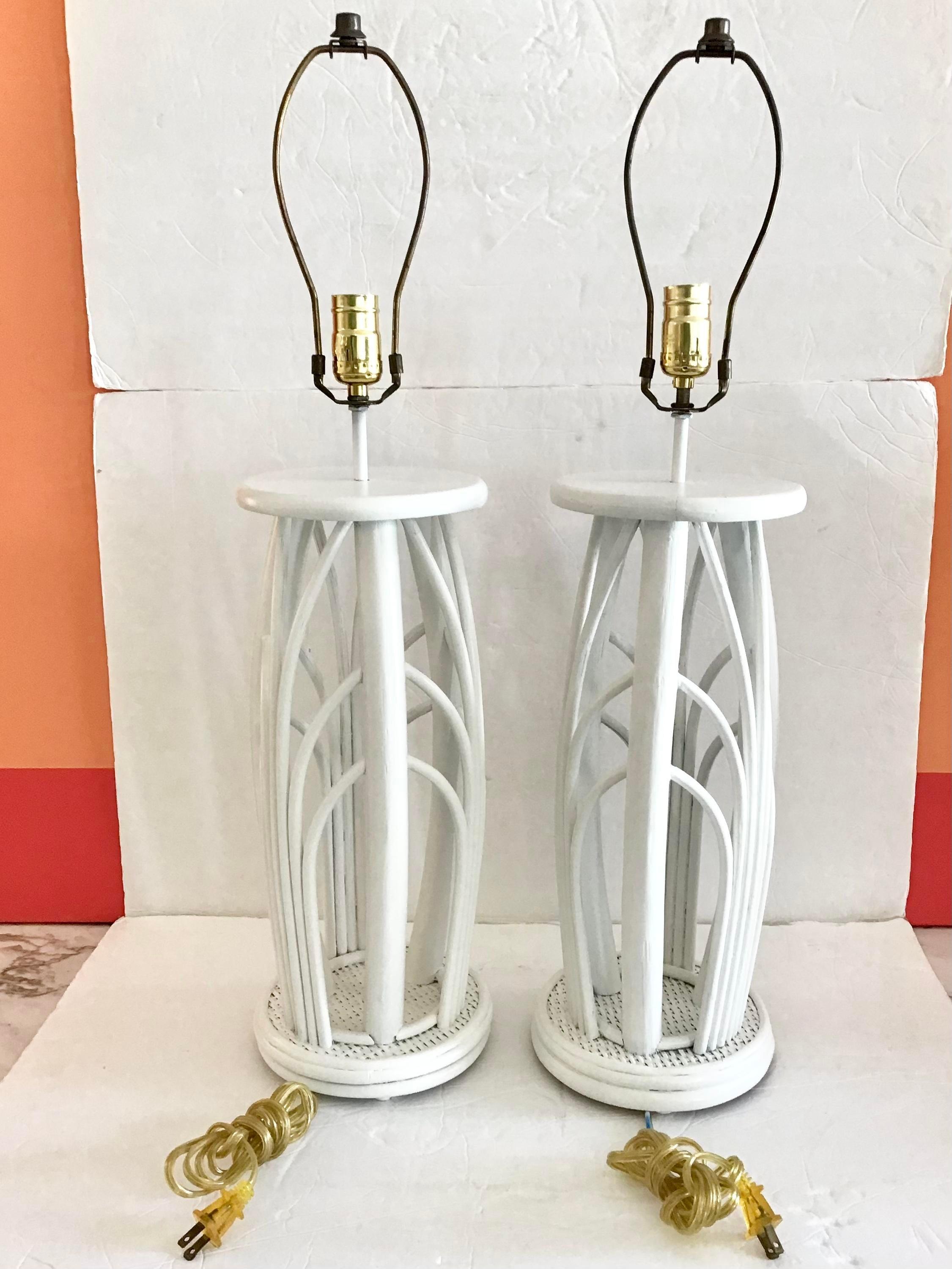 Paire de lampes de table Boho Chic en roseau crayonné Bon état - En vente à Los Angeles, CA