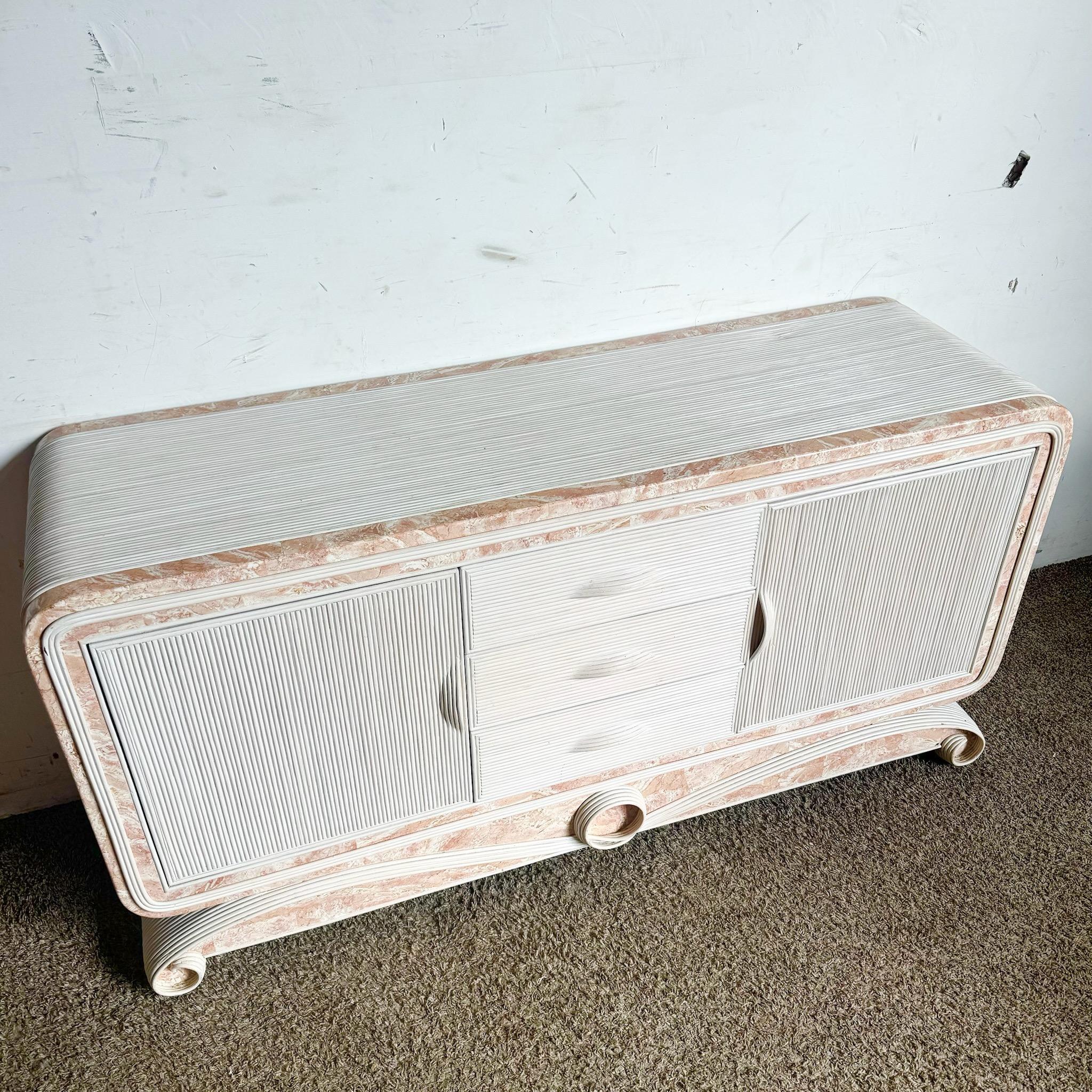 Credenza Boho Chic Rosa Tessellata con Pietra e Nastro di Penna In condizioni buone in vendita a Delray Beach, FL