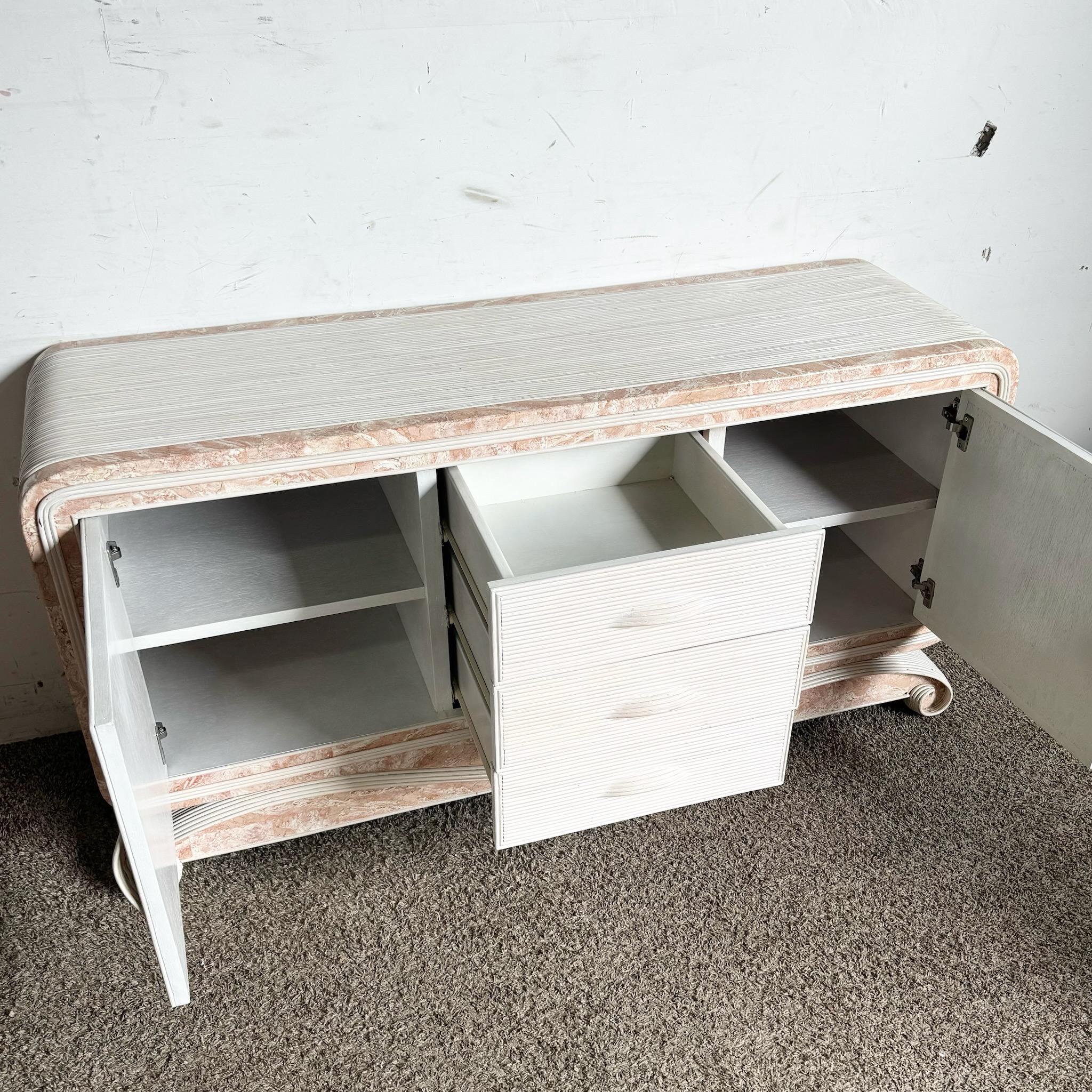 Credenza Boho Chic Rosa Tessellata con Pietra e Nastro di Penna in vendita 1
