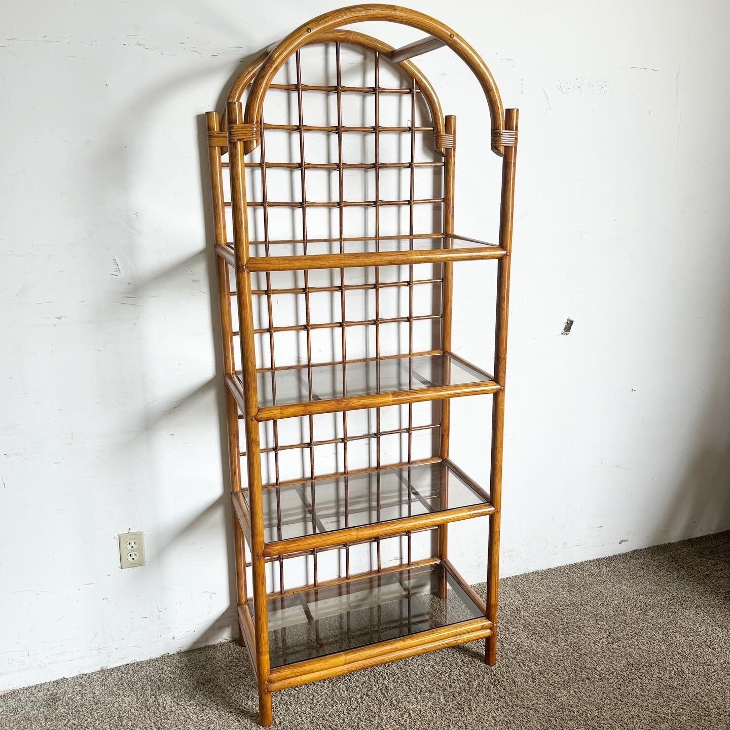 Arricchisci la tua casa con il fascino eclettico di questa Etagere Boho Chic in rattan a 4 livelli in vetro fumé. Realizzata in rattan sostenibile e dotata di quattro ripiani in vetro fumé, questa etagere offre un'elegante miscela di texture