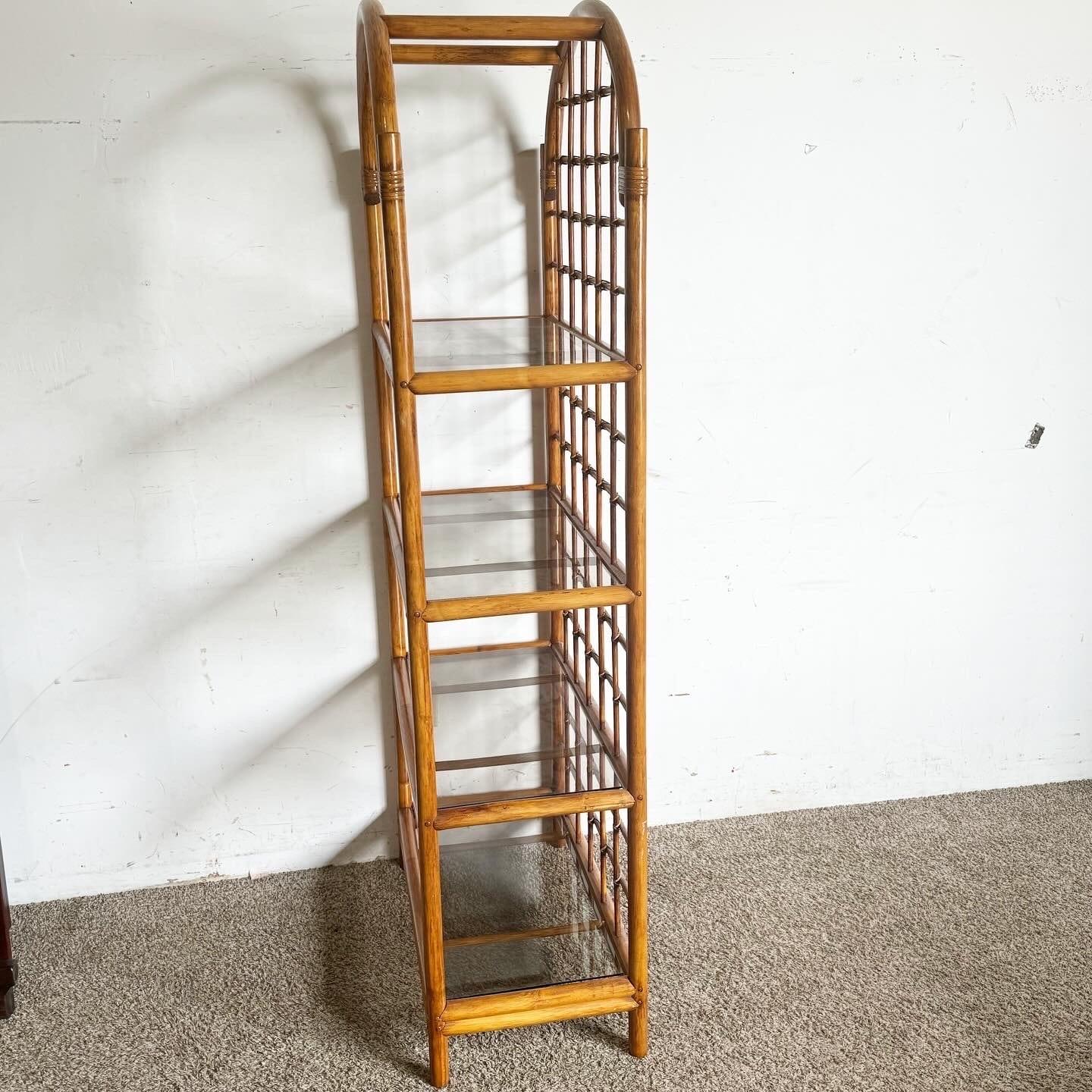 Taiwanese Etagere in rattan a 4 piani in vetro fumé Boho Chic in vendita